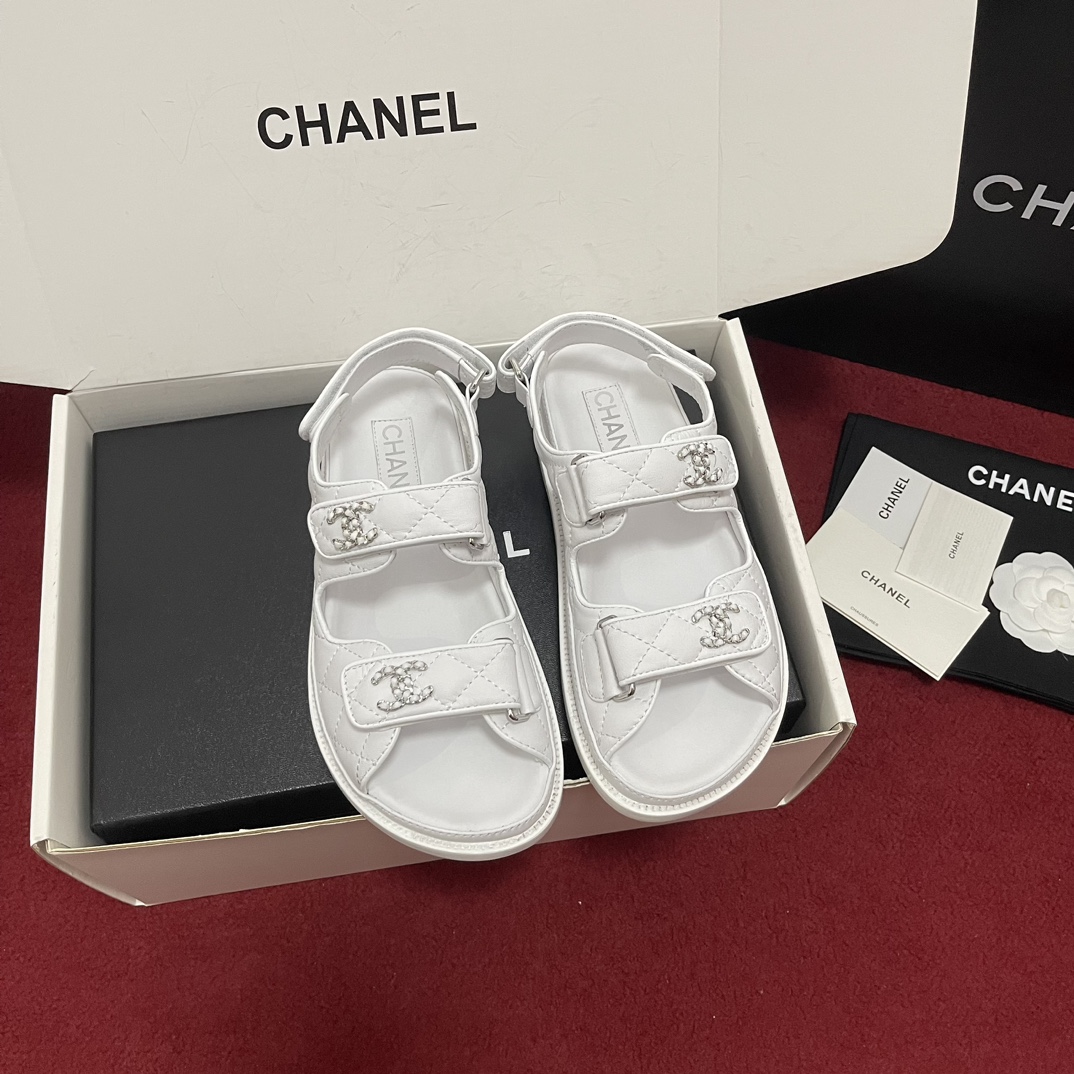 NO:757775,Top version (official website synchronized airplane box) CHANE* Xiaoxiang 25s classic hot-selling Velcro beach sandals, the best in counter sales!  !  !  Every year, Chanel’s classic Velcro series of popular items always appears!  !  This year’s new sandals are even more adorable, with a classic double accessory design, a treasure shoe worth buying!   The upper is made of custom-made mixed lambskin/ pebbled cowhide/original sheepskin and denim woolen materials. Three-layer handmade genuine leather outsole imported from Italy, genuine leather welt. Size35-42 (40 41 42 customized, non-returnable), slippers, sandals, chanel, sandals, slippers, cowhide, sheepskin, sheep, Leather soles19860909顶级版本（官网同步飞机盒） CHANE*小香25s经典爆款魔术贴沙滩凉鞋  专柜断货王！！！每年chanel的经典魔术贴系列的热度单品总会出现！！今年新出的凉拖更加惹人爱,经典双配饰设计,值得入手的宝藏鞋！  鞋面定制原厂混种小羊皮/荔枝纹牛皮/原版羊京、牛仔 毛呢材质. 意大利进口三层手工真皮大底 真皮沿条边. Size35-42（40 41 42定制不退换）,拖鞋凉鞋,chanel,sandals,slippers,cowhide,sheepskin,sheep,Leather soles,Women's Shoes