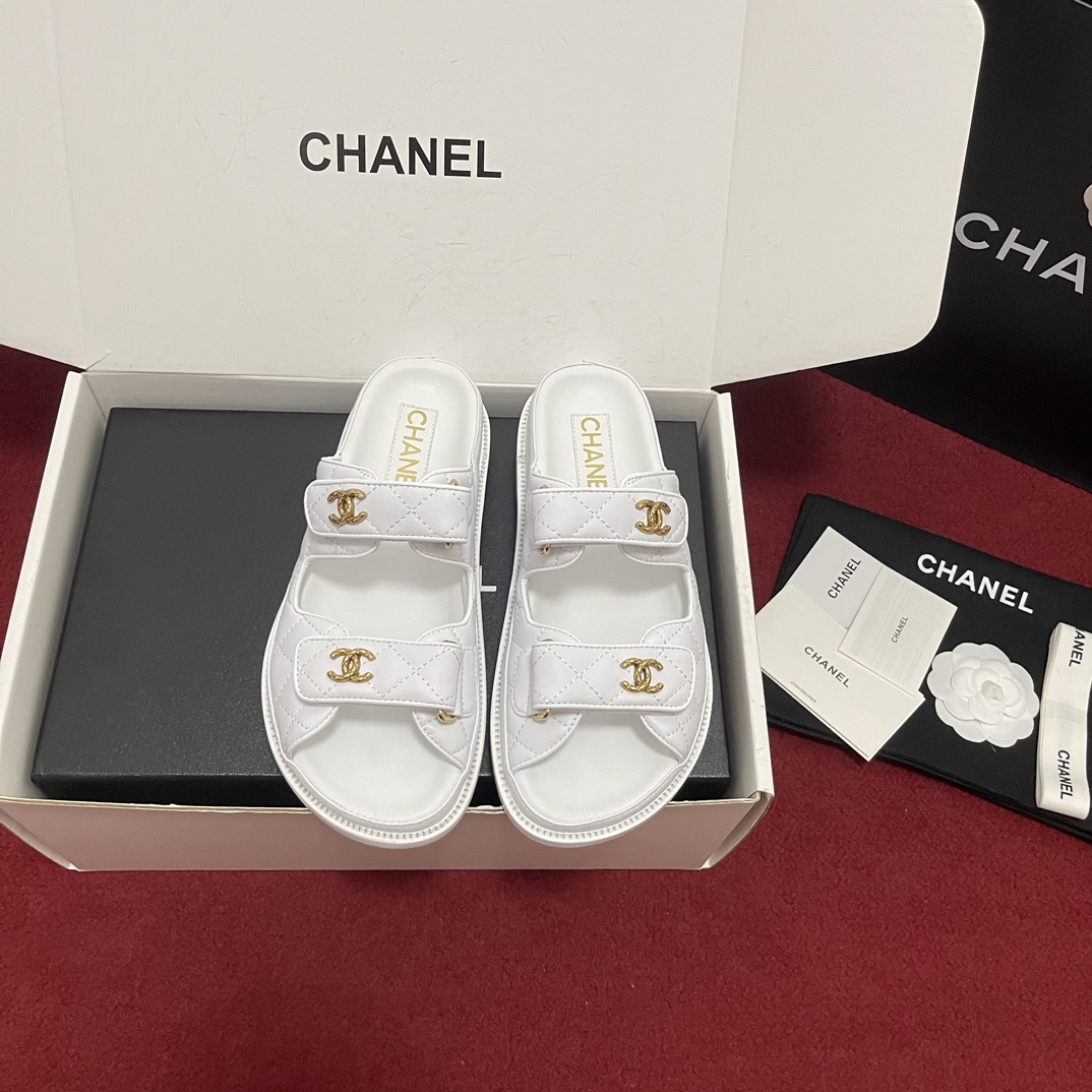 NO:757767,Top version (official website synchronized airplane box) CHANE* Xiaoxiang 25s classic hot-selling Velcro beach sandals, the best in counter sales!  !  !  Every year, Chanel’s classic Velcro series of popular items always appears!  !  This year’s new sandals are even more adorable, with a classic double accessory design, a treasure shoe worth buying!  [Comparisons are welcome for many versions on the entire website] Customized original mixed lambskin upper, three-layer handmade leather outsole imported from Italy, genuine leather welt. Size 35-40 (customized for 40 pieces, non-returnable), slippers and sandals, chanel, sandals, slippers, sheepskin, Leather soles19860909顶级版本（官网同步飞机盒） CHANE*小香25s经典爆款魔术贴沙滩凉拖 专柜断货王！！！每年chanel的经典魔术贴系列的热度单品总会出现！！今年新出的凉拖更加惹人爱,经典双配饰设计,值得入手的宝藏鞋！【全网众多版本欢迎对比】 鞋面定制原版混种小羊皮,意大利进口三层手工真皮大底 真皮沿条边. Size35-40（40定制不退换）,拖鞋凉鞋,chanel,sandals,slippers,sheepskin,Leather soles,Women's Shoes