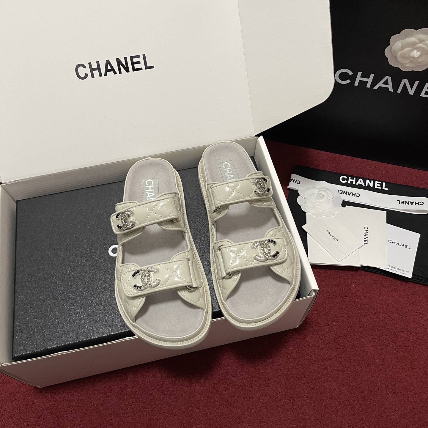 NO:757734,Top version (official website synchronized airplane box) CHANE* Xiaoxiang 25s classic hot-selling Velcro beach sandals, the best in counter sales!  !  !  Every year, Chanel’s classic Velcro series of popular items always appears!  !  This year’s new sandals are even more adorable, with a classic double accessory design, a treasure shoe worth buying!  [Comparisons are welcome for many versions on the entire website] Customized original oil-waxed cowhide gloss on the upper is restored to 1:1, new material cashmere lining, three-layer handmade leather outsole imported from Italy, genuine leather welt. Size35-42 (40 41 42 customization is non-returnable), slippers and sandals, chanel, sandals, slippers, cowhide, Leather soles19860909顶级版本（官网同步飞机盒） CHANE*小香25s经典爆款魔术贴沙滩凉拖 专柜断货王！！！每年chanel的经典魔术贴系列的热度单品总会出现！！今年新出的凉拖更加惹人爱,经典双配饰设计,值得入手的宝藏鞋！【全网众多版本欢迎对比】 鞋面定制原版油蜡牛皮光泽度1:1还原 全新材质羊绒内里,意大利进口三层手工真皮大底 真皮沿条边. Size35-42（40 41 42定制不退换）,拖鞋凉鞋,chanel,sandals,slippers,cowhide,Leather soles,Women's Shoes