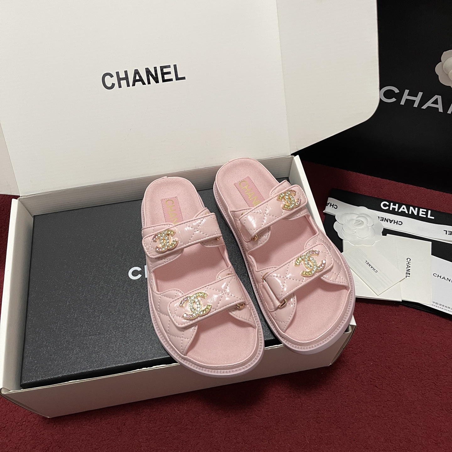NO:757748,Top version (official website synchronized airplane box) CHANE* Xiaoxiang 25s classic hot-selling Velcro beach sandals, the best in counter sales!  !  !  Every year, Chanel’s classic Velcro series of popular items always appears!  !  This year’s new sandals are even more adorable, with a classic double accessory design, a treasure shoe worth buying!  [Comparisons are welcome for many versions on the entire website] Customized original oil-waxed cowhide gloss on the upper is restored to 1:1, new material cashmere lining, three-layer handmade leather outsole imported from Italy, genuine leather welt. Size35-42 (40 41 42 customization is non-returnable), slippers and sandals, chanel, sandals, slippers, cowhide, Leather soles19860909顶级版本（官网同步飞机盒） CHANE*小香25s经典爆款魔术贴沙滩凉拖 专柜断货王！！！每年chanel的经典魔术贴系列的热度单品总会出现！！今年新出的凉拖更加惹人爱,经典双配饰设计,值得入手的宝藏鞋！【全网众多版本欢迎对比】 鞋面定制原版油蜡牛皮光泽度1:1还原 全新材质羊绒内里,意大利进口三层手工真皮大底 真皮沿条边. Size35-42（40 41 42定制不退换）,拖鞋凉鞋,chanel,sandals,slippers,cowhide,Leather soles,Women's Shoes
