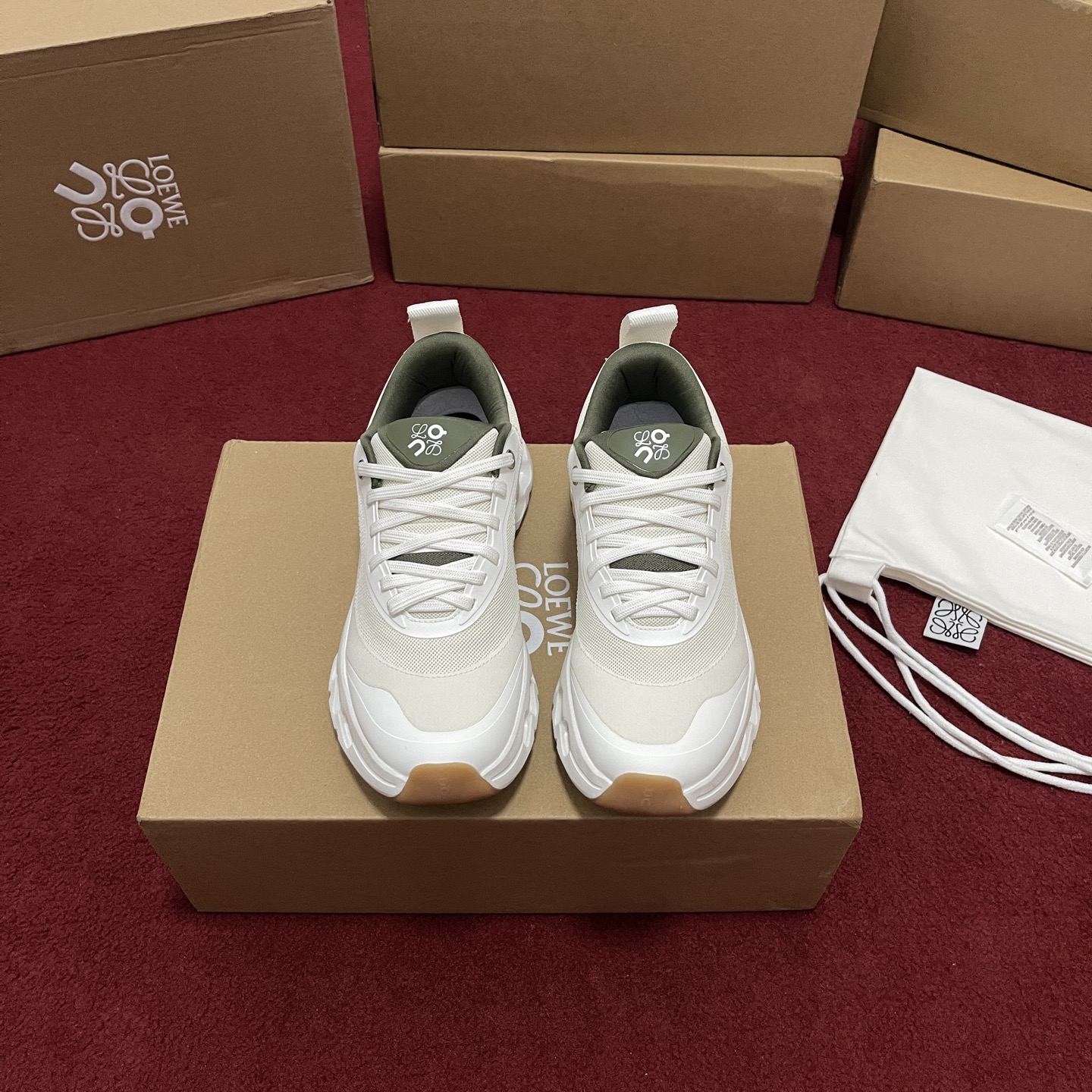 NO:350214,Anpa Cloudtilt Loiwei jointly-branded lightweight couple sports and casual shoes!  Many celebrities have the same style. A joint-branded hit style in the fashion industry has the same style as Yang Mi. She has a comfortable foot feeling, soft soles and good wrapping. She looks long on her feet, and it is very convenient to tie her legs without laces~ It is very versatile whether she is casual or sporty. Although white is not dirt-resistant, it is really the best and most textured color!  Original development, zero distance for counter, lightweight and comfortable, I don’t want to take off when I wear it, that’s it. Size36-45,,loewe19860909昂跑Cloudtilt 罗意威联名轻量情侣款运动休闲鞋！众多明星同款 时尚界的一款联名爆款爆动时尚圈杨幂同款,脚感很舒服,鞋底柔软且包裹性好,上脚显腿长,不用系鞋带很方便～ 不管休闲还是运动都很百搭.白色虽然不耐脏,但真的是最好看最显质感的颜色！原版开发 专柜零距离 轻巧舒适性强 穿上不舍得脱 就是这样嗨  Size36-45,,loewe,Men's shoes