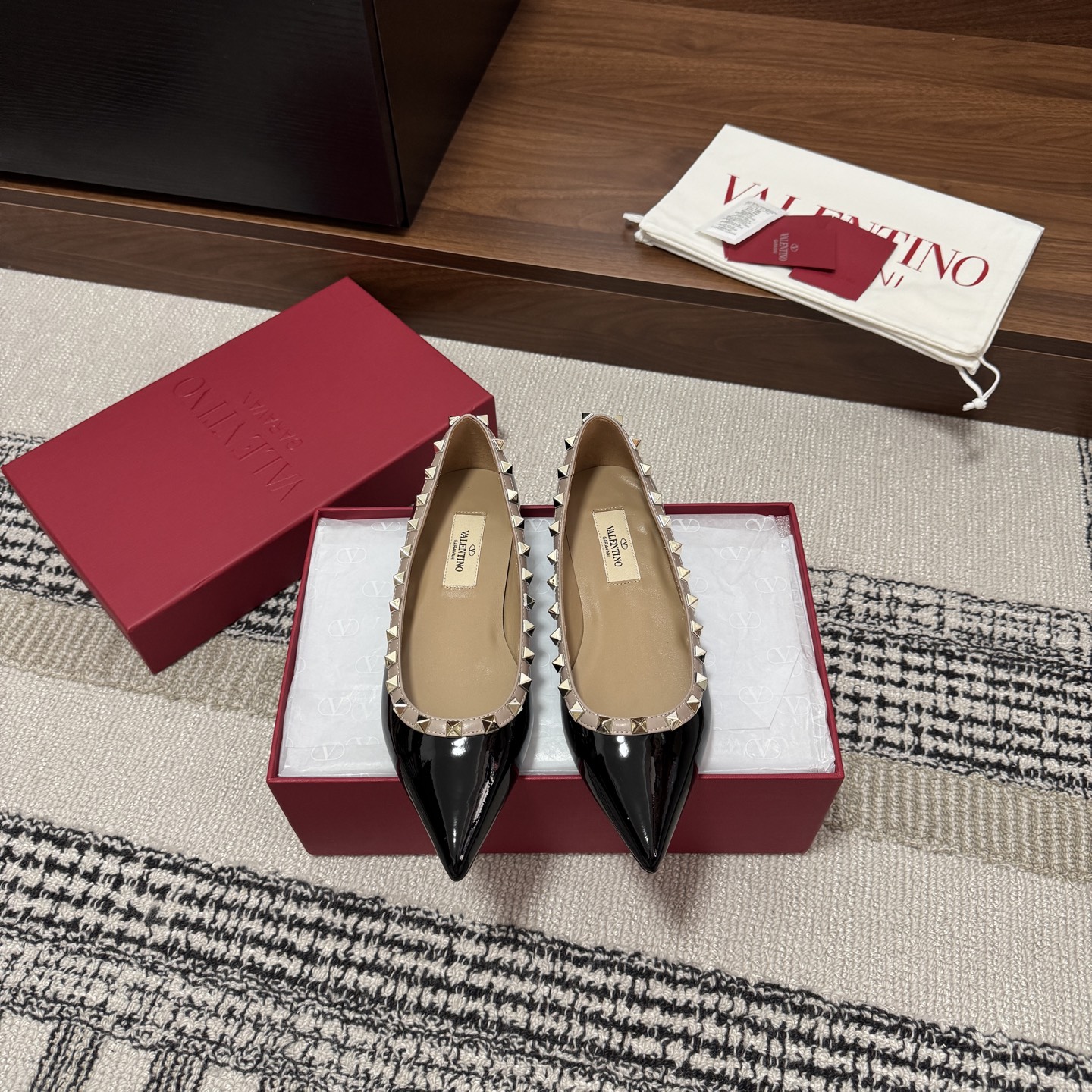 NO:759177,Purchasing agent grade Warren flat patent leather rivet pointed toe ballet shoes. Purchasing agent quality ~ no pressure to get in and out. Perfect combination of pointed toe + rivet embellishment!  The shallow mouth design allows you to slightly expose the toe seam. The shoe shape is narrow and makes your legs look longer!  Simply put your feet on and go out!  Full of aura ~ Suitable for any noble occasion ~ Paired with skirts and trousers, it shows super temperament. It is different from market currency ~ high quality is absolutely different. Materials: imported cow patent leather on the upper, mixed sheepskin on the lining, original customized leather soles - (//Customized, non-refundable and non-exchangeable), single shoes, valentino, skirts, sheepskin19860909代购级 华伦平底漆皮款 铆钉尖头芭蕾鞋 代购品质～出入无压力 尖头+铆钉点缀完美结合！ 浅口设计～可以微微露脚趾缝～鞋型细窄 显腿长！ 上脚随意一脚蹬就出门了！ 气场十足～适合任何高贵场合～搭配裙子 裤子 超显气质 区别市场通货～高品质绝对完全不一样 材料: 鞋面进口牛漆皮 内里混种羊皮 原版定制真皮鞋底 -(//定制不退不换）,单鞋,valentino,skirts,sheepskin,Women's Shoes