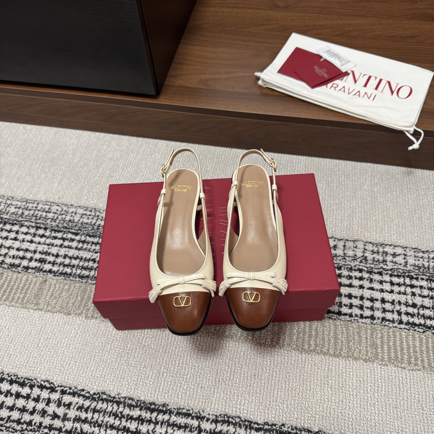 NO:759173,Purchasing-grade Valentino two-color ballet shoes, sandals, flat shoes. Purchasing quality ~ no pressure to come in and out. Different from market currency ~ high quality is absolutely different. Creative director Alessandro Michele presents Valentino two-color ballet shoes, a unique arrangement of retro dance music. The small VLogo and tassel knot are embellished with the square toe, and the two-color splicing adds to the recognition. The adjustable rear lace design creates a light and comfortable wearing feeling. Material:  Mixed sheepskin upper, mixed sheepskin lining, original customized genuine leather sole, heel height 2cm -(//Customized, non-refundable, non-exchangeable), sandals, valentino, sandals, flats, sheepskin19860909代购级 华伦伦天奴 双色芭蕾舞鞋 凉鞋 平底鞋 代购品质～出入无压力 区别市场通货～高品质绝对完全不一样 创意总监Alessandro Michele呈现华伦天奴双色芭蕾舞鞋,别出心裁编奏复古舞曲. 小巧VLogo与流苏结,点缀方型鞋头,双色拼接更添辨识度.可调节后系带设计,营造轻盈舒适穿感. 材料: 鞋面混种羊皮 内里混种羊皮 原版定制真皮鞋底 跟高 2cm -(//定制不退不换）,凉鞋单鞋,valentino,sandals,flats,sheepskin,Women's Shoes