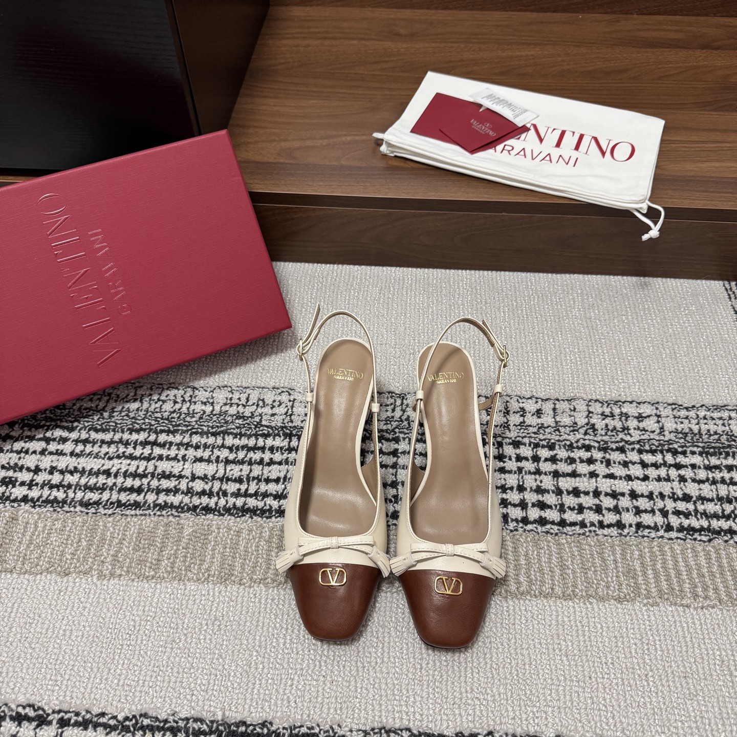 NO:759180,Purchasing-grade Valentino two-color ballet shoes, thick and high sandals. Purchasing quality ~ no pressure to come in and out. Different from market currency ~ high quality is absolutely different. Creative director Alessandro Michele presents Valentino two-color ballet shoes, uniquely arranged retro dance music. Small VLogo and tassel knot, embellished with square toe, two-color splicing for more recognition. Adjustable rear lace design, creating a light and comfortable wearing feeling. Material:  Mixed sheepskin upper, mixed sheepskin lining, original customized genuine leather sole, heel height 6cm -(//Customized, non-refundable and non-exchangeable), sandals, valentino, sandals, sheepskin19860909代购级 华伦伦天奴 双色芭蕾舞鞋 粗高凉鞋 代购品质～出入无压力 区别市场通货～高品质绝对完全不一样 创意总监Alessandro Michele呈现华伦天奴双色芭蕾舞鞋,别出心裁编奏复古舞曲. 小巧VLogo与流苏结,点缀方型鞋头,双色拼接更添辨识度.可调节后系带设计,营造轻盈舒适穿感. 材料: 鞋面混种羊皮 内里混种羊皮 原版定制真皮鞋底 跟高 6cm -(//定制不退不换）,凉鞋单鞋,valentino,sandals,sheepskin,Women's Shoes