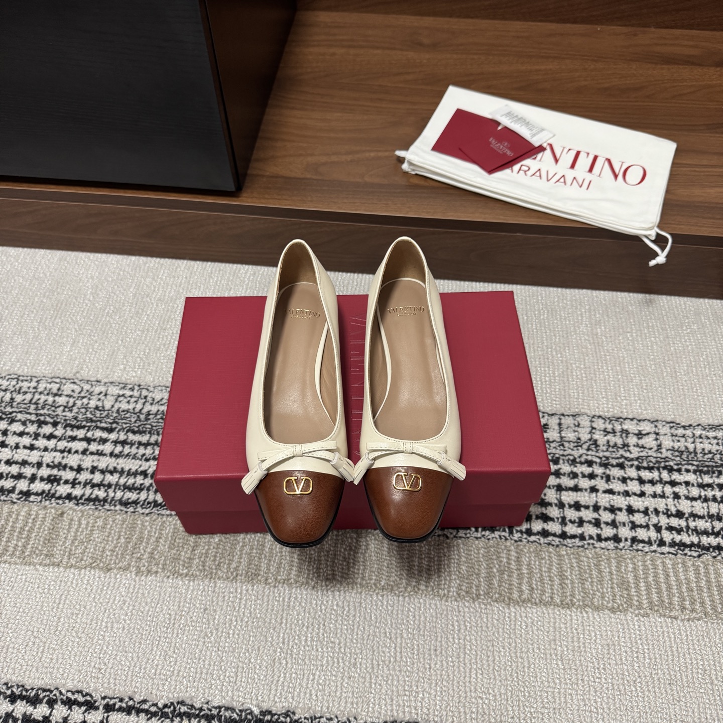 NO:759145,Purchasing-grade Valentino two-color ballet shoes and flat shoes. Purchasing quality ~ no pressure to come in and out. Different from market currency ~ high quality is absolutely different. Creative director Alessandro Michele presents Valentino two-color ballet shoes, uniquely arranged retro dance music. Small VLogo and tassel knot, embellished with square toe, two-color splicing for more recognition. Adjustable rear lace design, creating a light and comfortable wearing feeling. Material:  Mixed sheepskin upper, mixed sheepskin lining, original customized genuine leather sole, heel height 2cm - (//Customized non-refundable), sandals, valentino, sandals, sheepskin19860909代购级 华伦伦天奴 双色芭蕾舞鞋 平底单鞋 代购品质～出入无压力 区别市场通货～高品质绝对完全不一样 创意总监Alessandro Michele呈现华伦天奴双色芭蕾舞鞋,别出心裁编奏复古舞曲. 小巧VLogo与流苏结,点缀方型鞋头,双色拼接更添辨识度.可调节后系带设计,营造轻盈舒适穿感. 材料: 鞋面混种羊皮 内里混种羊皮 原版定制真皮鞋底 跟高 2cm -(//定制不退换）,凉鞋单鞋,valentino,sandals,sheepskin,Women's Shoes