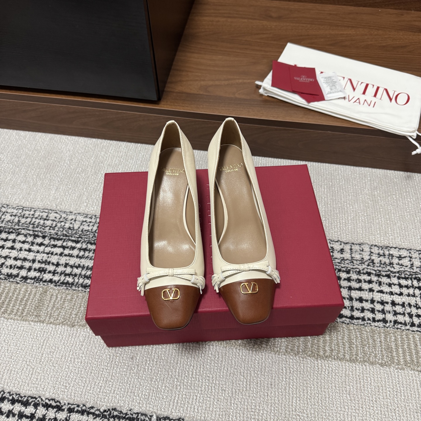 NO:759152,Purchasing-grade Valentino two-color ballet shoes and thick-heeled shoes. Purchasing quality ~ no pressure to come in and out. Different from market currency ~ high quality is absolutely different. Creative director Alessandro Michele presents Valentino two-color ballet shoes, a unique arrangement of retro dance music. Small VLogo and tassel knot, embellished with square toe, two-color splicing for more recognition. Adjustable rear lace design, creating a light and comfortable wearing feeling. Material:  Mixed sheepskin upper, mixed sheepskin lining, original customized genuine leather sole, heel height 6cm -(//Customized, non-refundable and non-exchangeable), sandals, valentino, sandals, sheepskin19860909代购级 华伦伦天奴 双色芭蕾舞鞋 粗跟单鞋 代购品质～出入无压力 区别市场通货～高品质绝对完全不一样 创意总监Alessandro Michele呈现华伦天奴双色芭蕾舞鞋,别出心裁编奏复古舞曲. 小巧VLogo与流苏结,点缀方型鞋头,双色拼接更添辨识度.可调节后系带设计,营造轻盈舒适穿感. 材料: 鞋面混种羊皮 内里混种羊皮 原版定制真皮鞋底 跟高 6cm -(//定制不退不换）,凉鞋单鞋,valentino,sandals,sheepskin,Women's Shoes