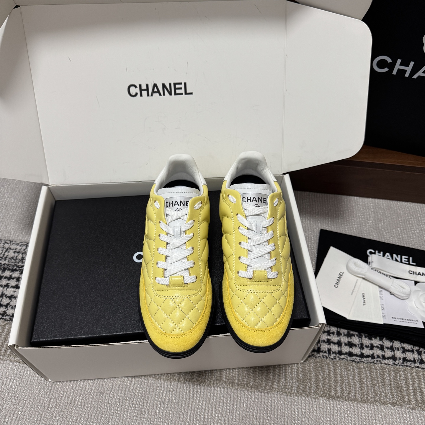 NO:759209,Purchasing agent grade men's 20 couple model [with original airplane box packaging] 'Xiang Nai's popular new color moral training shoes/baseball shoe series. The new tongue has become shorter! The first popular model of summer and autumn is coming!  The same sneakers as Yang Mi Angelbaby and Song Yi. Full of retro feel and the most versatile color scheme. A must-have casual sneaker for Coco girls. Purchased from the original version and developed the most virtuous training of this season, Coco Negie. You can check and compare at all counters on the network. It is authentic!  Craftsmanship, authentic comparison of every detail, perfect authentic grade, completely different from the market products made according to pictures! Materials and craftsmanship Upper: original cow leather mirror + high mercerized cow velvet, mixed lambskin full lining, customized three-color outsole, original molded TPU combination sole/good resilience; very comfortable and very sporty... Double C stamping on the heel  :-(Female/male customization is non-refundable), casual shoes/sports shoes, sneakers, cowhide, sheepskin19860909代购级 男20 情侣款【配置原版飞机盒包装】 '香奶奶 爆款新色德训鞋/棒球鞋系列 新款鞋舌变短了!夏秋第一爆款来袭！ 杨幂 Angelbaby 宋轶同款运动鞋 满满的复古感又是最最最百搭的配色 coco女孩必入的一款休闲运动鞋 原版购入开发本季最美德训Coco Negie 全网专柜可验货对比,正品级别！工艺,各处细节正品对比,完美正品级,与市场货照图做的完全不是一回事! 材质与工艺 鞋面: 原版牛皮革镜面+高丝光牛返绒 混种小羊皮全内里 定制三色大底 原版开模TPU组合底/回弹力好；非常舒服非常运动… 后跟双C压印 :-(女/男定制不退换）,休闲鞋/运动鞋,sneakers,cowhide,sheepskin,Women's Shoes