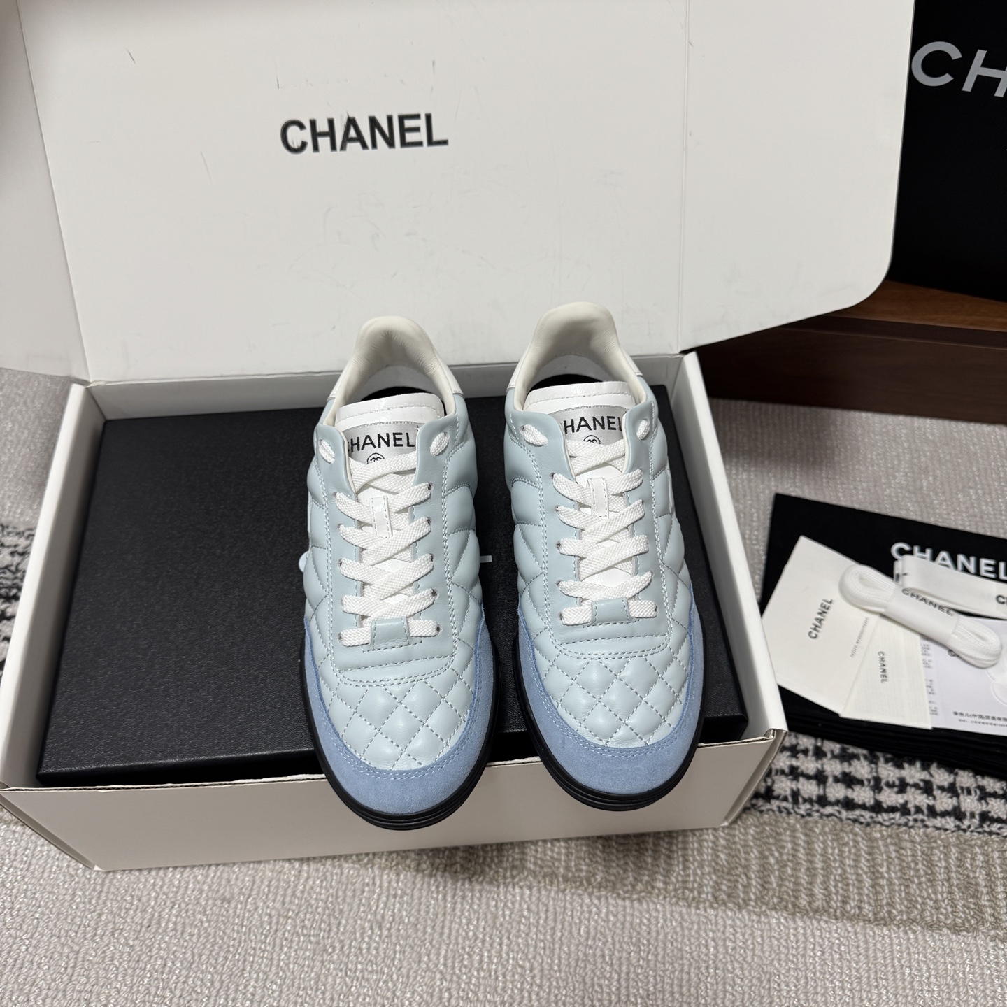 NO:759275,Purchasing agent grade men's 20 couple model [with original airplane box packaging] 'Xiang Nai's popular new color moral training shoes/baseball shoe series. The new tongue has become shorter! The first popular model of summer and autumn is coming!  The same sneakers as Yang Mi Angelbaby and Song Yi. Full of retro feel and the most versatile color scheme. A must-have casual sneaker for Coco girls. Purchased from the original version and developed the most virtuous training of this season, Coco Negie. You can check and compare at all counters on the network. It is authentic!  Craftsmanship, authentic comparison of every detail, perfect authentic grade, completely different from the market products made according to pictures! Materials and craftsmanship Upper: original cow leather mirror + high mercerized cow velvet, mixed lambskin full lining, customized three-color outsole, original molded TPU combination sole/good resilience; very comfortable and very sporty... Double C stamping on the heel  :-(Female/male customization is non-refundable), casual shoes/sports shoes, sneakers, cowhide, sheepskin19860909代购级 男20 情侣款【配置原版飞机盒包装】 '香奶奶 爆款新色德训鞋/棒球鞋系列 新款鞋舌变短了!夏秋第一爆款来袭！ 杨幂 Angelbaby 宋轶同款运动鞋 满满的复古感又是最最最百搭的配色 coco女孩必入的一款休闲运动鞋 原版购入开发本季最美德训Coco Negie 全网专柜可验货对比,正品级别！工艺,各处细节正品对比,完美正品级,与市场货照图做的完全不是一回事! 材质与工艺 鞋面: 原版牛皮革镜面+高丝光牛返绒 混种小羊皮全内里 定制三色大底 原版开模TPU组合底/回弹力好；非常舒服非常运动… 后跟双C压印 :-(女/男定制不退换）,休闲鞋/运动鞋,sneakers,cowhide,sheepskin,Women's Shoes