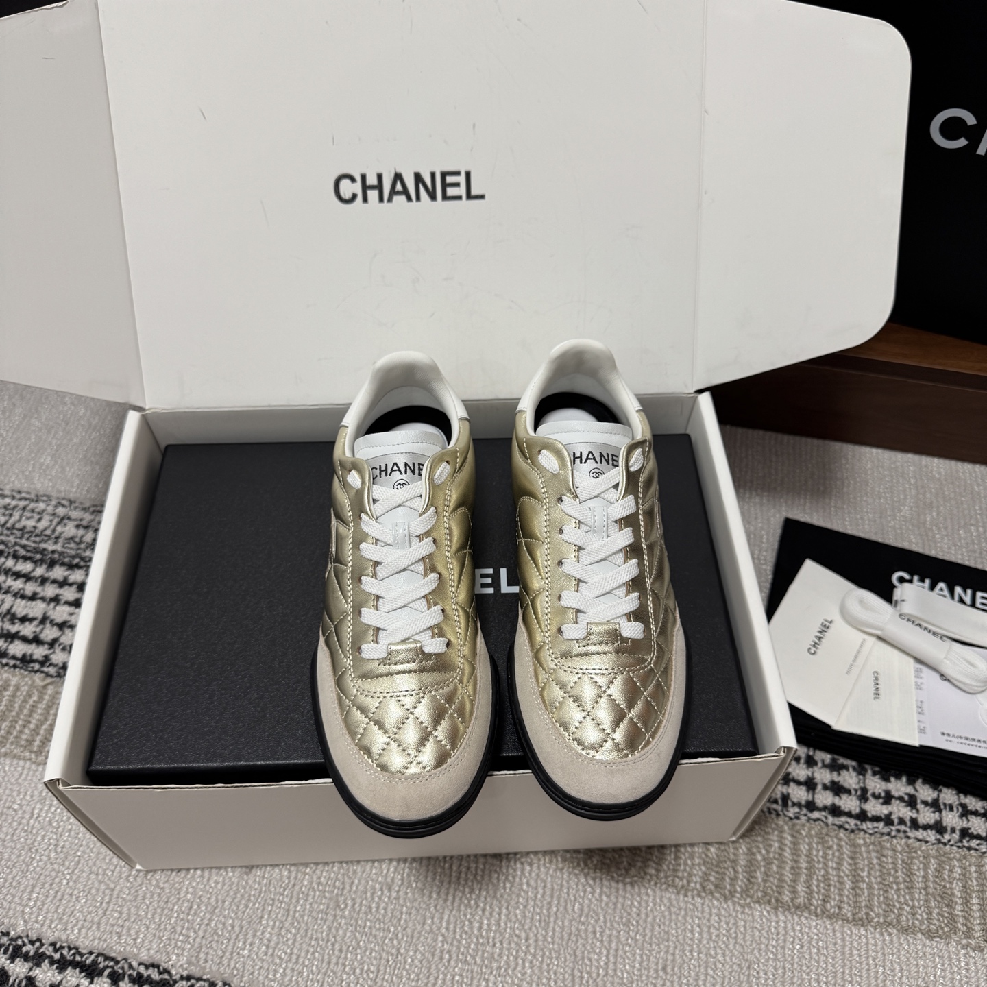 NO:759225,Purchasing agent grade men's 20 couple model [with original airplane box packaging] 'Xiang Nai's popular new color moral training shoes/baseball shoe series. The new tongue has become shorter! The first popular model of summer and autumn is coming!  The same sneakers as Yang Mi Angelbaby and Song Yi. Full of retro feel and the most versatile color scheme. A must-have casual sneaker for Coco girls. Purchased from the original version and developed the most virtuous training of this season, Coco Negie. You can check and compare at all counters on the network. It is authentic!  Craftsmanship, authentic comparison of every detail, perfect authentic grade, completely different from the market products made according to pictures! Materials and craftsmanship Upper: original cow leather mirror + high mercerized cow velvet, mixed lambskin full lining, customized three-color outsole, original molded TPU combination sole/good resilience; very comfortable and very sporty... Double C stamping on the heel  :-(Female/male customization is non-refundable), casual shoes/sports shoes, sneakers, cowhide, sheepskin19860909代购级 男20 情侣款【配置原版飞机盒包装】 '香奶奶 爆款新色德训鞋/棒球鞋系列 新款鞋舌变短了!夏秋第一爆款来袭！ 杨幂 Angelbaby 宋轶同款运动鞋 满满的复古感又是最最最百搭的配色 coco女孩必入的一款休闲运动鞋 原版购入开发本季最美德训Coco Negie 全网专柜可验货对比,正品级别！工艺,各处细节正品对比,完美正品级,与市场货照图做的完全不是一回事! 材质与工艺 鞋面: 原版牛皮革镜面+高丝光牛返绒 混种小羊皮全内里 定制三色大底 原版开模TPU组合底/回弹力好；非常舒服非常运动… 后跟双C压印 :-(女/男定制不退换）,休闲鞋/运动鞋,sneakers,cowhide,sheepskin,Women's Shoes