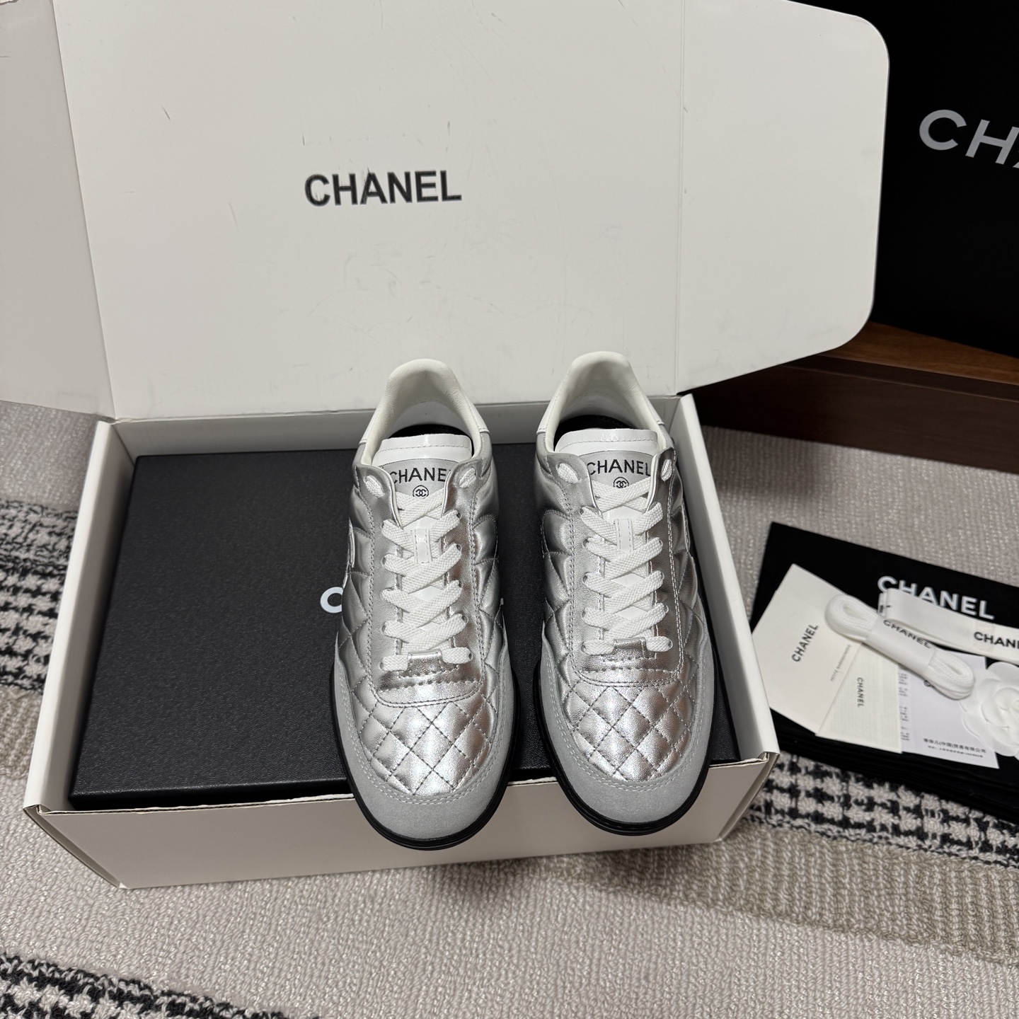 NO:759241,Purchasing agent grade men's 20 couple model [with original airplane box packaging] 'Xiang Nai's popular new color moral training shoes/baseball shoe series. The new tongue has become shorter! The first popular model of summer and autumn is coming!  The same sneakers as Yang Mi Angelbaby and Song Yi. Full of retro feel and the most versatile color scheme. A must-have casual sneaker for Coco girls. Purchased from the original version and developed the most virtuous training of this season, Coco Negie. You can check and compare at all counters on the network. It is authentic!  Craftsmanship, authentic comparison of every detail, perfect authentic grade, completely different from the market products made according to pictures! Materials and craftsmanship Upper: original cow leather mirror + high mercerized cow velvet, mixed lambskin full lining, customized three-color outsole, original molded TPU combination sole/good resilience; very comfortable and very sporty... Double C stamping on the heel  :-(Female/male customization is non-refundable), casual shoes/sports shoes, sneakers, cowhide, sheepskin19860909代购级 男20 情侣款【配置原版飞机盒包装】 '香奶奶 爆款新色德训鞋/棒球鞋系列 新款鞋舌变短了!夏秋第一爆款来袭！ 杨幂 Angelbaby 宋轶同款运动鞋 满满的复古感又是最最最百搭的配色 coco女孩必入的一款休闲运动鞋 原版购入开发本季最美德训Coco Negie 全网专柜可验货对比,正品级别！工艺,各处细节正品对比,完美正品级,与市场货照图做的完全不是一回事! 材质与工艺 鞋面: 原版牛皮革镜面+高丝光牛返绒 混种小羊皮全内里 定制三色大底 原版开模TPU组合底/回弹力好；非常舒服非常运动… 后跟双C压印 :-(女/男定制不退换）,休闲鞋/运动鞋,sneakers,cowhide,sheepskin,Women's Shoes