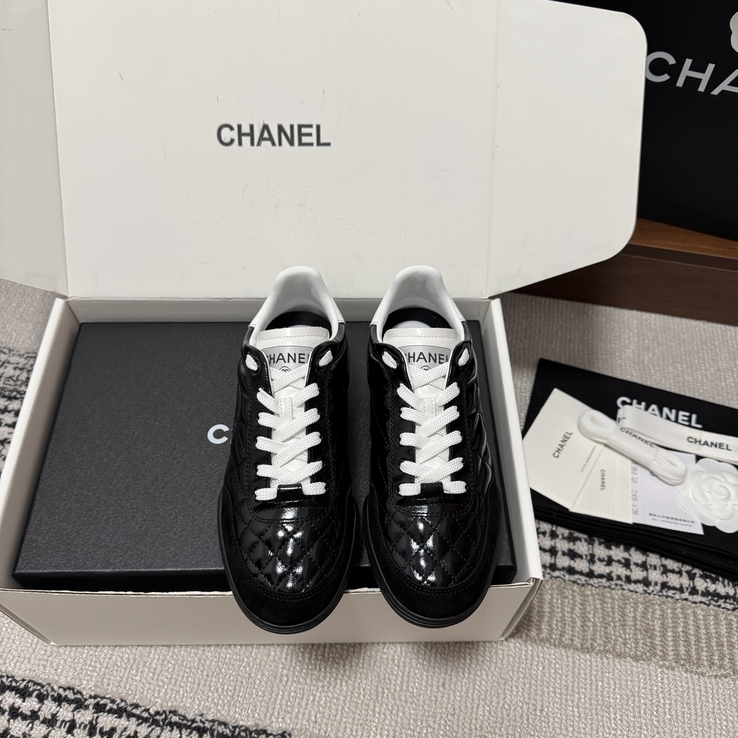 NO:759276,Purchasing agent grade men's 20 couple model [with original airplane box packaging] 'Xiang Nai's popular new color moral training shoes/baseball shoe series. The new tongue has become shorter! The first popular model of summer and autumn is coming!  The same sneakers as Yang Mi Angelbaby and Song Yi. Full of retro feel and the most versatile color scheme. A must-have casual sneaker for Coco girls. Purchased from the original version and developed the most virtuous training of this season, Coco Negie. You can check and compare at all counters on the network. It is authentic!  Craftsmanship, authentic comparison of every detail, perfect authentic grade, completely different from the market products made according to pictures! Materials and craftsmanship Upper: original cow leather mirror + high mercerized cow velvet, mixed lambskin full lining, customized three-color outsole, original molded TPU combination sole/good resilience; very comfortable and very sporty... Double C stamping on the heel  :-(Female/male customization is non-refundable), casual shoes/sports shoes, sneakers, cowhide, sheepskin19860909代购级 男20 情侣款【配置原版飞机盒包装】 '香奶奶 爆款新色德训鞋/棒球鞋系列 新款鞋舌变短了!夏秋第一爆款来袭！ 杨幂 Angelbaby 宋轶同款运动鞋 满满的复古感又是最最最百搭的配色 coco女孩必入的一款休闲运动鞋 原版购入开发本季最美德训Coco Negie 全网专柜可验货对比,正品级别！工艺,各处细节正品对比,完美正品级,与市场货照图做的完全不是一回事! 材质与工艺 鞋面: 原版牛皮革镜面+高丝光牛返绒 混种小羊皮全内里 定制三色大底 原版开模TPU组合底/回弹力好；非常舒服非常运动… 后跟双C压印 :-(女/男定制不退换）,休闲鞋/运动鞋,sneakers,cowhide,sheepskin,Women's Shoes