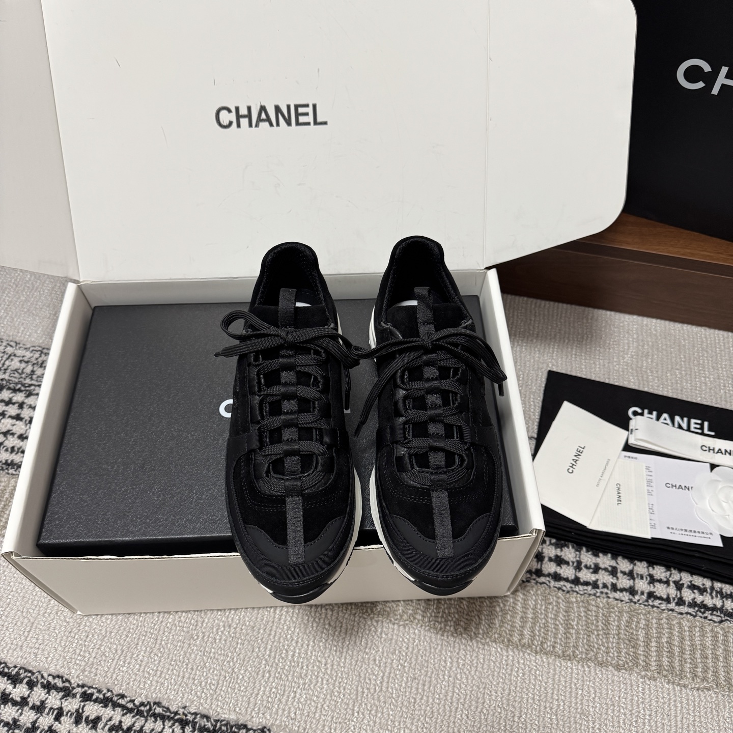 NO:759289,Purchasing level Men's 20 [with original airplane box packaging] Couple model 'Xiang Nai Nai | / Chanel couple's casual sneakers Authentic development Full set of packaging Purchasing level Xiaoxiang's sneakers have really become popular recently. I was amazed as soon as I put them on. They are very delicate, both beautiful and comfortable. They are also very versatile. You can mix and match them beautifully. The upper is spliced with pebbled cowhide and suede. The interior is customized with original breathable mesh surface.  Original molded multiple accessory combination TPU bottom/good resilience; very comfortable and very sporty... :-(female/male customization is non-refundable), casual shoes/sports shoes, chanel, sneakers, cowhide, chamois leather19860909代购级 男20【配置原版飞机盒包装】 情侣款 '香奶奶 ｜/香奈儿情侣款休闲运动鞋 正品开发 全套包装代购级别 小香这款运动鞋最近真的火出圈啦 一上脚就被惊艳到了 非常秀气 美貌与舒适并存 还特别百搭 随意混搭也能美美的 鞋面荔枝纹牛皮麂皮多种材料拼接 内里定制原版透气网格面 原版开模多重配件组合TPU底/回弹力好；非常舒服非常运动… :-(女/男定制不退换）,休闲鞋/运动鞋,chanel,sneakers,cowhide,chamois leather,Women's Shoes