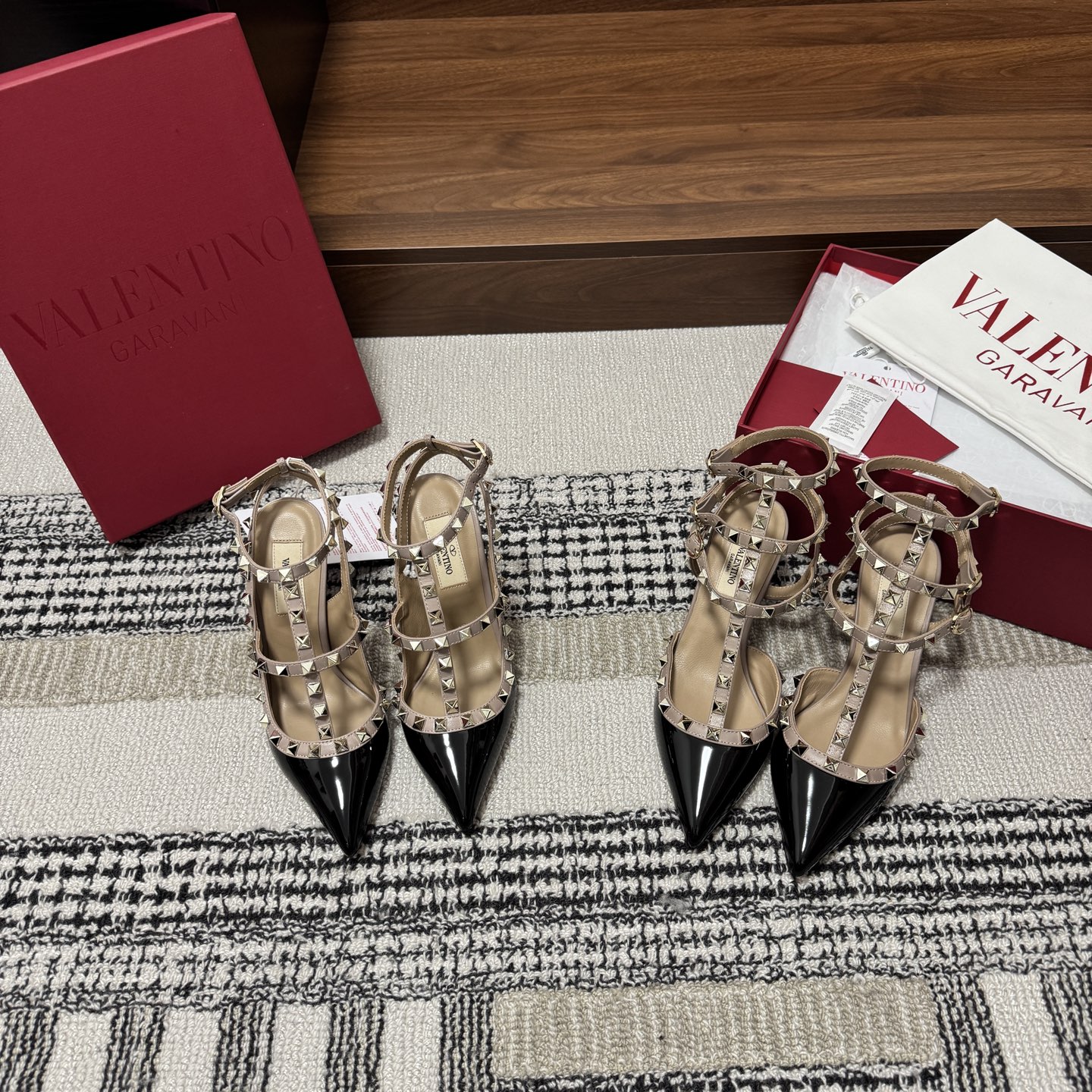 NO:785556,Produced by Guanhuo Factory ———————————— Valentino’s latest pointed-toe rivet shoes · Fabric: Cow patent leather Lining: Sheepskin Thickness: Third ring 6.5cm Second ring 8.5cm Sole: Exclusive original 1:1 mold customization Italian imported A-grade leather outsole + printed pearlescent Size 35-42 (40/41/42 customization is not returnable)  Price:,sandals,valentino,sandals,sheepskin,Leather soles19860909莞货大厂出品 —————————————— Valentino 最新款 尖头铆钉单鞋  ·  面料 : 牛漆皮  内里 : 羊皮  厚 : 三环6.5cm 二环8.5cm  鞋底 : 独家原版1:1开模定制意大利进口A级真皮大底+印刷珠光  Size35-42（40/41/42定制不退换） 价格:,凉鞋,valentino,sandals,sheepskin,Leather soles,Women's Shoes