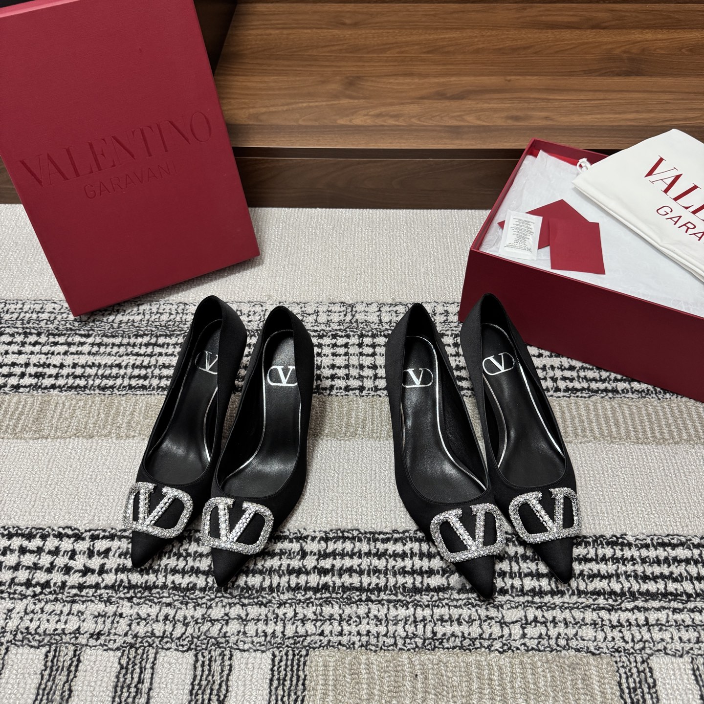 NO:785525,Produced by Guanhuo Factory ———————————— Valentino’s latest silk pointed-toe diamond v-buckle high heels · Fabric: Silk Lining: Sheepskin Thickness: 4.5cm/7cm Sole: Exclusive original 1:1 mold customization Italian imported A-grade leather outsole + printed pearlescent Size35-42 (40/41/42 customized non-refundable) Price: High-heeled shoes, valentino, high  heels,sheepskin,real silk,Leather soles19860909莞货大厂出品 —————————————— Valentino 最新款 真丝尖头钻v扣高跟鞋  ·  面料 : 真丝  内里 : 羊皮  厚 : 4.5cm/7cm  鞋底 : 独家原版1:1开模定制意大利进口A级真皮大底+印刷珠光  Size35-42（40/41/42定制不退换） 价格:,高跟鞋单鞋,valentino,high heels,sheepskin,real silk,Leather soles,Women's Shoes