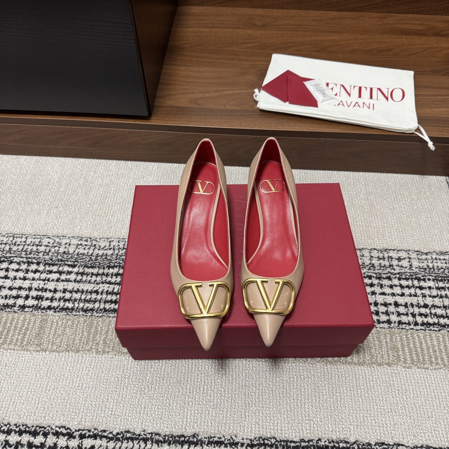 NO:785530,Produced by Guanhuo Factory ———————————— Valentino’s latest classic V-buckle pointed-toe high heels · Fabric: Imported calfskin Lining: Imported suede Thickness: 4.5cm 7cm Sole: Exclusive original 1:1 mold customization Italian imported A-grade leather outsole + printed pearlescent Size34-42 (34/40/41/42 customization is not returnable)  Price:, high heels shoes, valentino, high heels, cowhide, sheepskin, Leather soles19860909莞货大厂出品 —————————————— Valentino 最新款 经典V扣尖头高跟鞋  ·  面料 : 进口小牛皮  内里 : 进口小山羊皮  厚 : 4.5cm 7cm  鞋底 : 独家原版1:1开模定制意大利进口A级真皮大底+印刷珠光  Size34-42（34/40/41/42定制不退换） 价格:,高跟鞋单鞋,valentino,high heels,cowhide,sheepskin,Leather soles,Women's Shoes