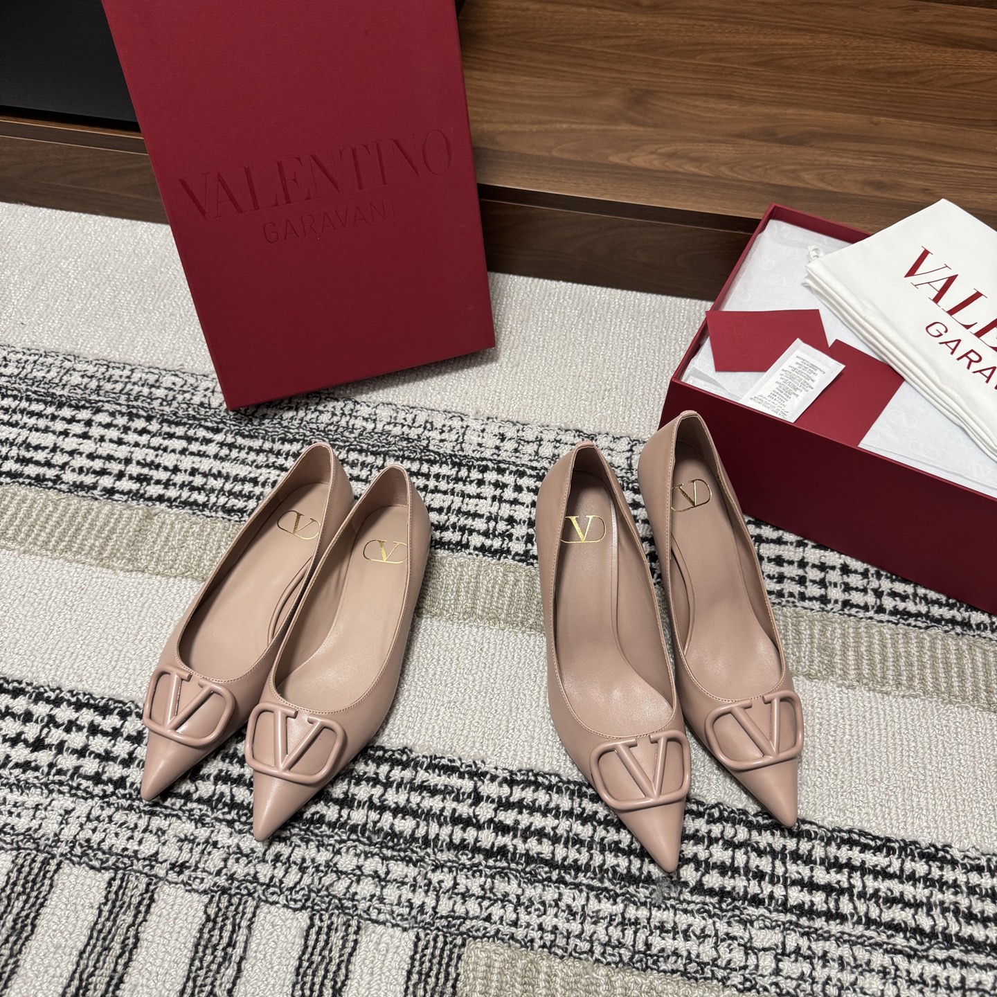 NO:785535,Produced by Guanhuo Factory ———————————— Valentino’s latest classic V-buckle pointed toe high heels · Fabric: Imported calfskin Lining: Imported suede Thickness: 1cm 4.5cm 7cm Sole: Exclusive original 1:1 mold customization Italian imported A-grade leather outsole + printed pearlescent Size 34-42 (34/40/41/42 customization is not returnable)  Price:, high heels shoes, valentino, high heels, cowhide, sheepskin, Leather soles19860909莞货大厂出品 —————————————— Valentino 最新款 经典V扣尖头高跟鞋  ·  面料 : 进口小牛皮  内里 : 进口小山羊皮  厚 : 1cm 4.5cm 7cm  鞋底 : 独家原版1:1开模定制意大利进口A级真皮大底+印刷珠光  Size34-42（34/40/41/42定制不退换） 价格:,高跟鞋单鞋,valentino,high heels,cowhide,sheepskin,Leather soles,Women's Shoes