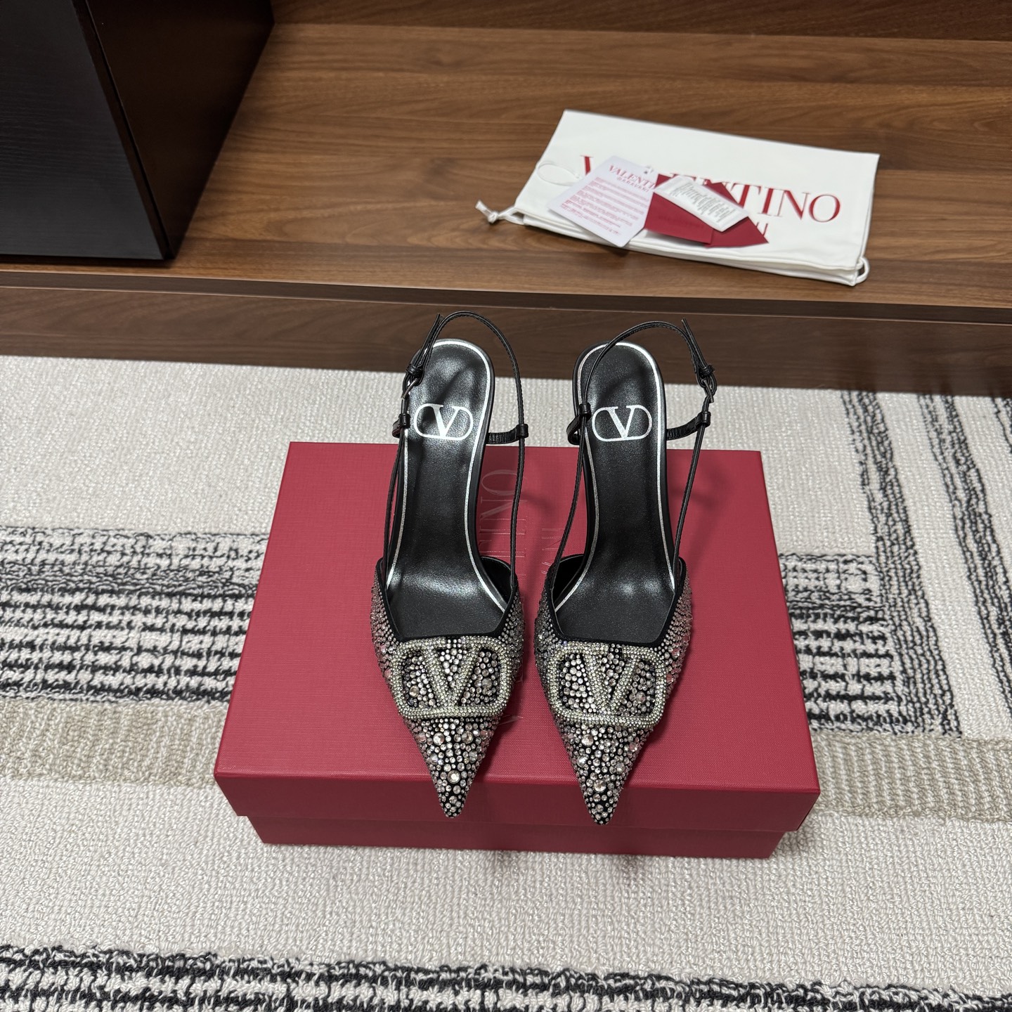 NO:785520,Produced by Guanhuo Factory ———————————— Valentino’s latest V-buckle pointed-toe high heels · Fabric: Imported calfskin Lining: Sheepskin Thickness: 1cm 4.5cm 7cm Sole: Exclusive original 1:1 mold customization Italian imported A-grade leather outsole + printed pearlescent Size 35-42 (40/41/42 customization is not returnable)  Price:,high heels sandals,valentino,sandals,high heels,cowhide,sheepskin,Leather soles19860909莞货大厂出品 —————————————— Valentino 最新款 V扣尖头高跟鞋  ·  面料 : 进口小牛皮  内里 : 羊皮  厚 : 1cm 4.5cm 7cm  鞋底 : 独家原版1:1开模定制意大利进口A级真皮大底+印刷珠光  Size35-42（40/41/42定制不退换） 价格:,高跟鞋凉鞋,valentino,sandals,high heels,cowhide,sheepskin,Leather soles,Women's Shoes