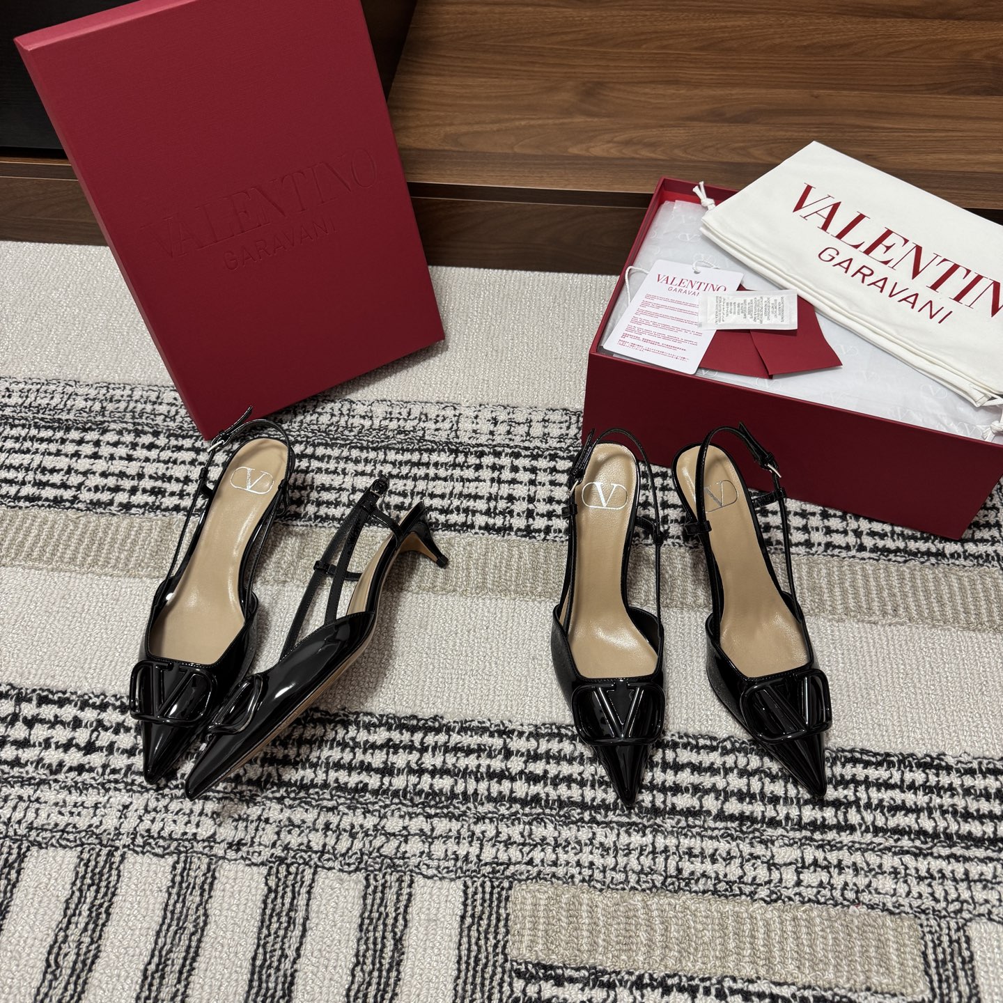NO:786784,Produced by Guanhuo Factory ———————————— Valentino’s latest classic V-buckle pointed toe high heels · Fabric: Imported calfskin Lining: Imported suede Thickness: 1cm 4.5cm 7cm Sole: Exclusive original 1:1 mold customization Italian imported A-grade leather outsole + printed pearlescent Size 34-42 (34/40/41/42 customization is not returnable)  Price:,high heels sandals,valentino,sandals,high heels,cowhide,sheepskin,Leather soles19860909莞货大厂出品 —————————————— Valentino 最新款 经典V扣尖头高跟鞋  ·  面料 : 进口小牛皮  内里 : 进口小山羊皮  厚 : 1cm 4.5cm 7cm  鞋底 : 独家原版1:1开模定制意大利进口A级真皮大底+印刷珠光  Size34-42（34/40/41/42定制不退换） 价格:,高跟鞋凉鞋,valentino,sandals,high heels,cowhide,sheepskin,Leather soles,Women's Shoes