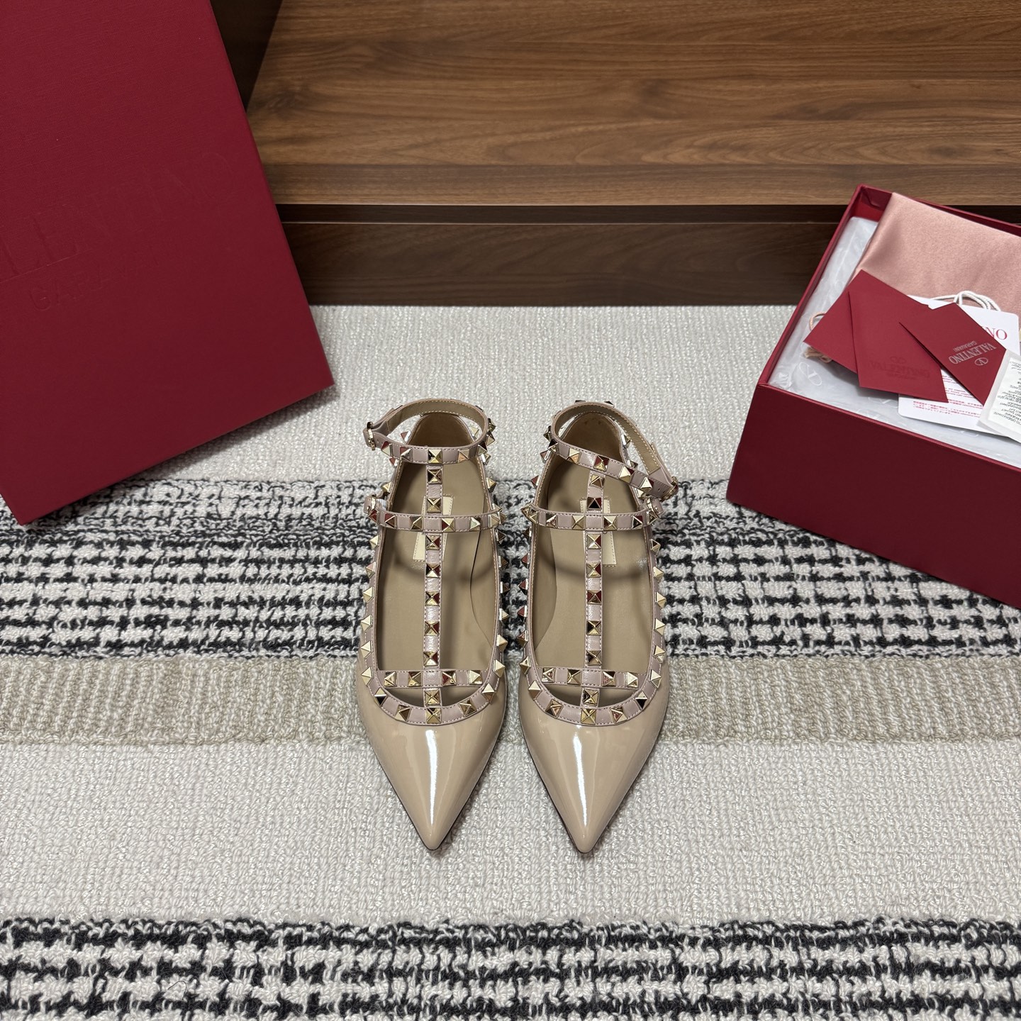 NO:785546,Produced by Guanhuo Dachang ———————————— Valentino’s latest model Liuding pointed toe dance shoes · Fabric: Imported cow patent leather/cowhide Lining: Lined mixed sheepskin Thickness: Flat sole Sole: Original customized leather sole Size34-42 (40/41/42/43 customized non-refundable) Price: Sandals, valentino, sandals, cowhide, sheepskin19860909莞货大厂出品 —————————————— Valentino 最新款 柳丁尖头蕾舞鞋  ·  面料 : 进口牛漆皮/牛皮  内里 : 内里混种羊皮  厚 : 平底  鞋底 : 原版定制真皮鞋底  Size34-42（40/41/42/43定制不退换） 价格:,凉鞋,valentino,sandals,cowhide,sheepskin,Women's Shoes