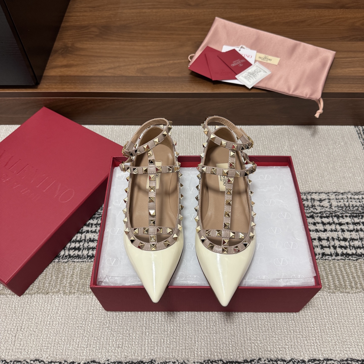 NO:785551,Produced by Guanhuo Dachang ———————————— Valentino’s latest model Liuding pointed toe dance shoes · Fabric: Imported cow patent leather Lining: Mixed sheepskin lining Thickness: Flat soles: Original customized genuine leather soles Size34-42 (40/41/42/43 customized non-returnable) Price: Sandals, valentino, sandals, sheepskin19860909莞货大厂出品 —————————————— Valentino 最新款 柳丁尖头蕾舞鞋  ·  面料 : 进口牛漆皮  内里 : 内里混种羊皮  厚 : 平底  鞋底 : 原版定制真皮鞋底  Size34-42（40/41/42/43定制不退换） 价格:,凉鞋,valentino,sandals,sheepskin,Women's Shoes