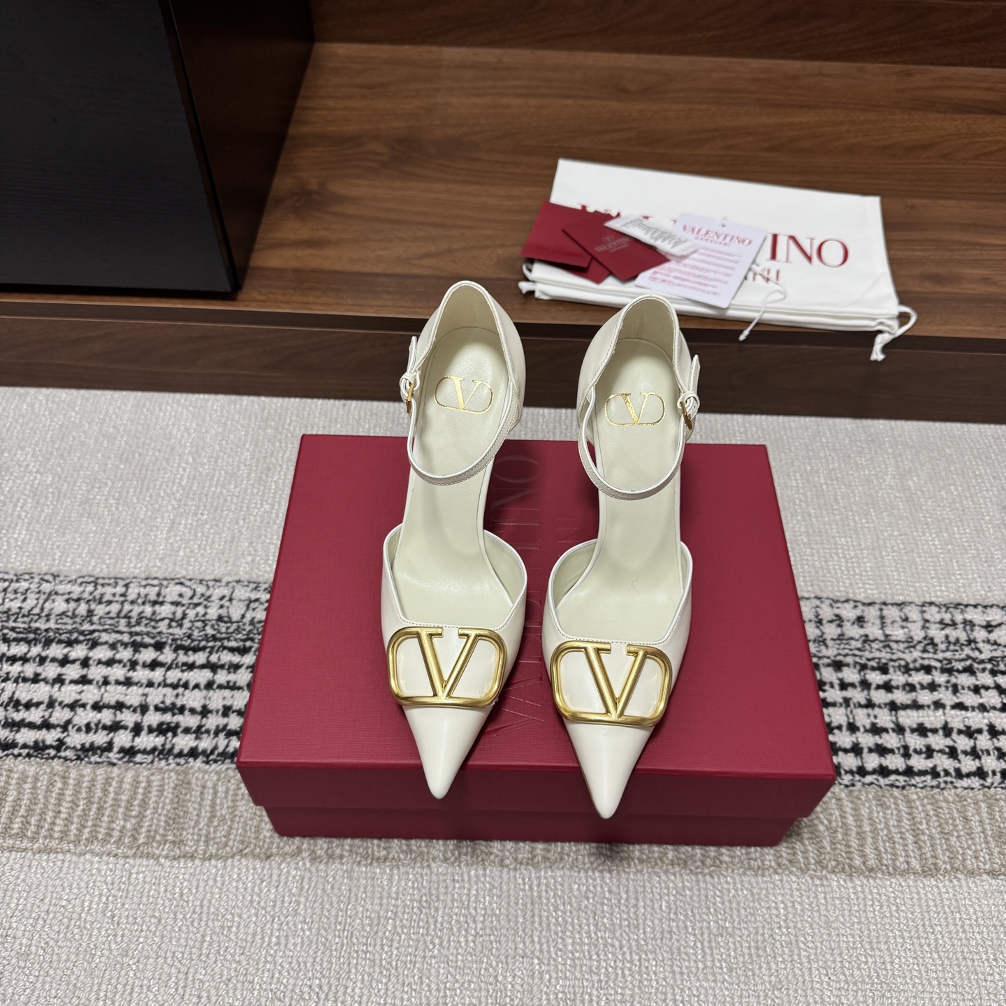 NO:786828,Produced by Guanhuo Factory ———————————— Valentino’s latest classic V-buckle pointed toe high heels · Fabric: Imported calfskin Lining: Imported suede Thickness: 10cm Sole: Exclusive original 1:1 mold customization Italian imported A-grade leather outsole + printed pearlescent Size34-42 (34/40/41/42 customization is not returnable)  Price:,high heels sandals,valentino,sandals,high heels,cowhide,sheepskin,Leather soles19860909莞货大厂出品 —————————————— Valentino 最新款 经典V扣尖头高跟鞋  ·  面料 : 进口小牛皮  内里 : 进口小山羊皮  厚 : 10cm  鞋底 : 独家原版1:1开模定制意大利进口A级真皮大底+印刷珠光  Size34-42（34/40/41/42定制不退换） 价格:,高跟鞋凉鞋,valentino,sandals,high heels,cowhide,sheepskin,Leather soles,Women's Shoes