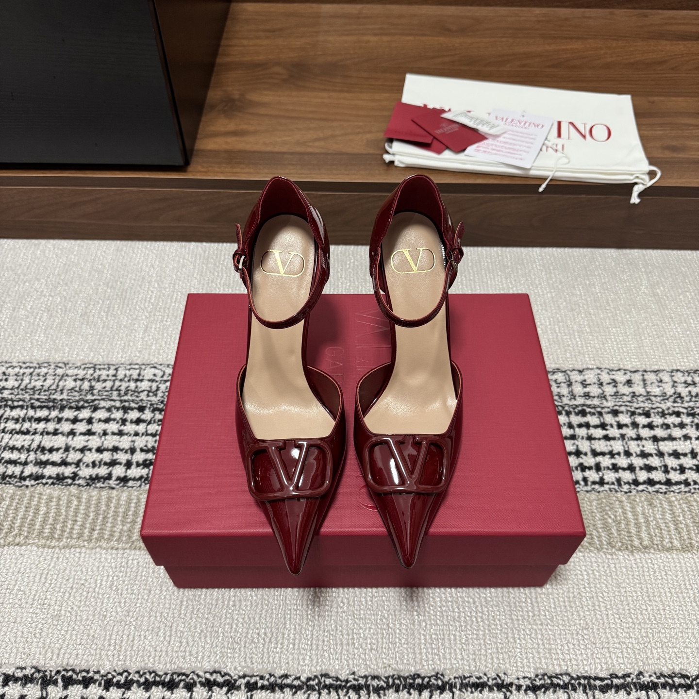 NO:786823,Produced by Guanhuo Factory ———————————— Valentino’s latest classic V-buckle pointed toe high-heeled shoes · Fabric: Imported calfskin Lining: Imported suede Thickness: 10cm Sole: Exclusive original 1:1 mold customization Italian imported A-grade leather outsole + printed pearlescent Size34-42 (34/40/41/42 customization is not returnable)  Price:,high heels sandals,valentino,sandals,high heels,cowhide,sheepskin,Leather soles19860909莞货大厂出品 —————————————— Valentino 最新款 经典V扣尖头高跟单鞋  ·  面料 : 进口小牛皮  内里 : 进口小山羊皮  厚 : 10cm  鞋底 : 独家原版1:1开模定制意大利进口A级真皮大底+印刷珠光  Size34-42（34/40/41/42定制不退换） 价格:,高跟鞋凉鞋,valentino,sandals,high heels,cowhide,sheepskin,Leather soles,Women's Shoes