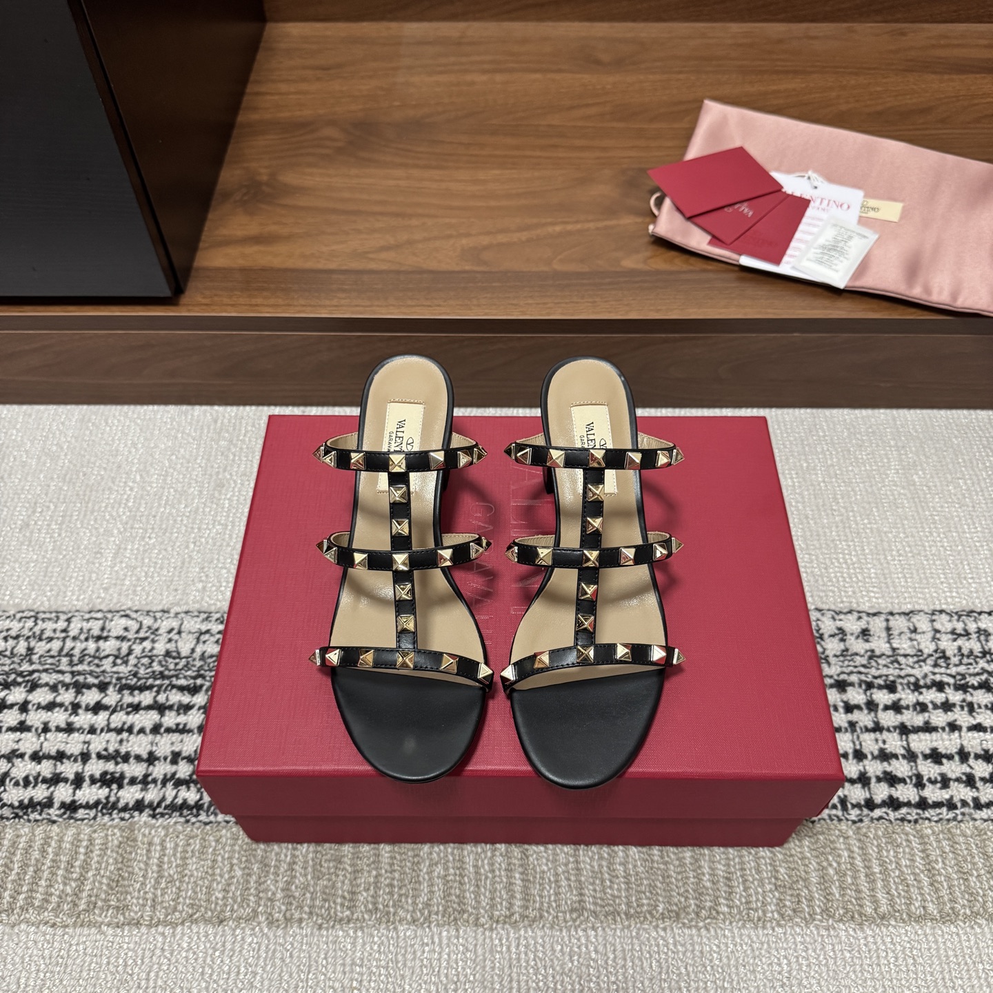 NO:786818,Produced by Guanhuo Dachang ———————————— Valentino’s latest rivet thick heel sandals · Fabric: Cowhide Lining: Sheepskin Thickness: 6.5cm Sole: Leather outsole Exclusive original 1:1 mold customization Italian imported A-grade leather outsole + printing Size35-42 (40/41/42 customization is not returnable) Price:  Three straps/four straps, high heels sandals, valentino, sandals, high heels, cowhide, sheepskin, Leather soles19860909莞货大厂出品 —————————————— Valentino 最新款 铆钉粗跟凉鞋  ·  面料 : 牛皮  内里 : 羊皮  厚 : 6.5cm  鞋底 : 真皮大底独家原版1:1开模定制意大利进口A级真皮大底+印刷  Size35-42（40/41/42定制不退换） 价格: 三带款/四带款,高跟鞋凉鞋,valentino,sandals,high heels,cowhide,sheepskin,Leather soles,Women's Shoes