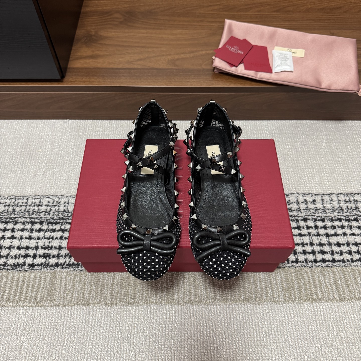 NO:818446,Produced by Guanhuo Factory ———————————— Valentino’s latest ballet shoes · Fabric: Crystal mesh inner lining: Imported suede Thickness: Flat soles: Exclusive original 1:1 mold customization Italian imported A-grade leather outsole + printed pearlescent Size34-42 (34/40/41/42 customized non-returnable) Price:, ballet shoes, valentino, sheepskin, Leather soles19860909莞货大厂出品 —————————————— Valentino 最新款 芭蕾舞鞋  ·  面料 : 水晶网格面  内里 : 进口小山羊皮  厚 : 平底  鞋底 : 独家原版1:1开模定制意大利进口A级真皮大底+印刷珠光  Size34-42（34/40/41/42定制不退换） 价格:,芭蕾舞鞋,valentino,sheepskin,Leather soles,Women's Shoes