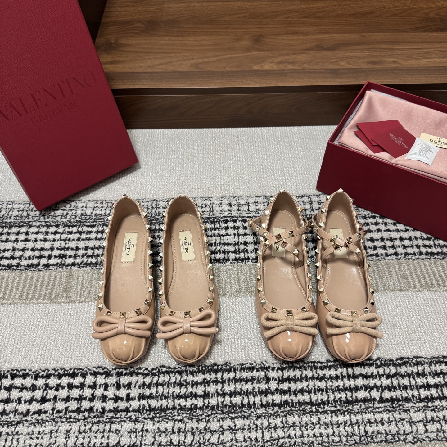 NO:818437,Produced by Guanhuo Factory ———————————— Valentino’s latest ballet shoes · Fabric: Small leather patent leather Lining: Imported suede Thickness: Flat sole: Exclusive original 1:1 mold customization Italian imported A-grade leather outsole + printed pearlescent Size34-42 (34/40/41/42 customization is not returnable) Price:  /Cross strap 330, ballet shoes, valentino, sheepskin, Leather soles19860909莞货大厂出品 —————————————— Valentino 最新款 芭蕾舞鞋  ·  面料 : 小皮漆皮  内里 : 进口小山羊皮  厚 : 平底  鞋底 : 独家原版1:1开模定制意大利进口A级真皮大底+印刷珠光  Size34-42（34/40/41/42定制不退换） 价格: /交叉带330,芭蕾舞鞋,valentino,sheepskin,Leather soles,Women's Shoes