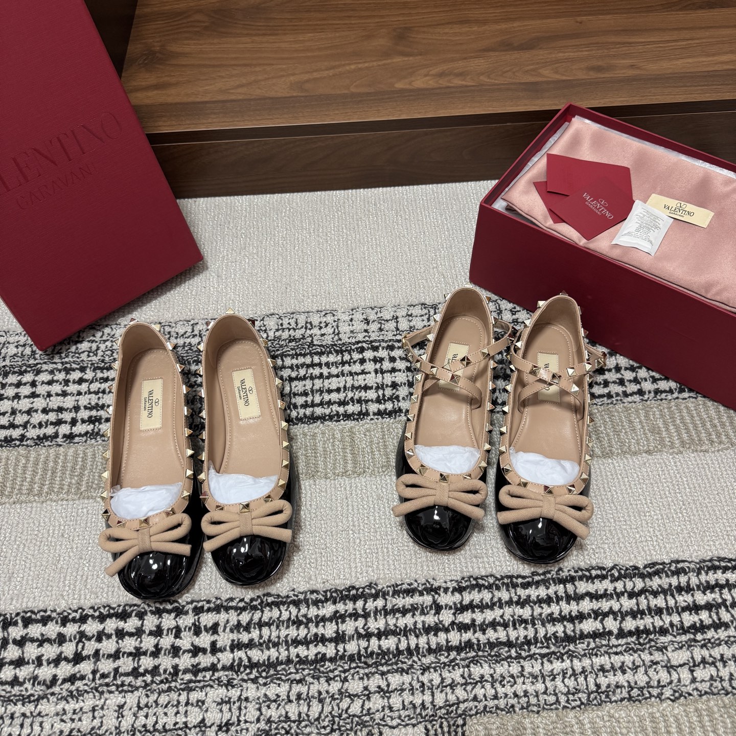 NO:818455,Produced by Guanhuo Factory ———————————— Valentino’s latest ballet shoes · Fabric: Small leather patent leather Lining: Imported suede Thickness: Flat sole: Exclusive original 1:1 mold customization Italian imported A-grade leather outsole + printed pearlescent Size34-42 (34/40/41/42 customization is not returnable) Price:  /Cross strap 330, ballet shoes, valentino, sheepskin, Leather soles19860909莞货大厂出品 —————————————— Valentino 最新款 芭蕾舞鞋  ·  面料 : 小皮漆皮  内里 : 进口小山羊皮  厚 : 平底  鞋底 : 独家原版1:1开模定制意大利进口A级真皮大底+印刷珠光  Size34-42（34/40/41/42定制不退换） 价格: /交叉带330,芭蕾舞鞋,valentino,sheepskin,Leather soles,Women's Shoes