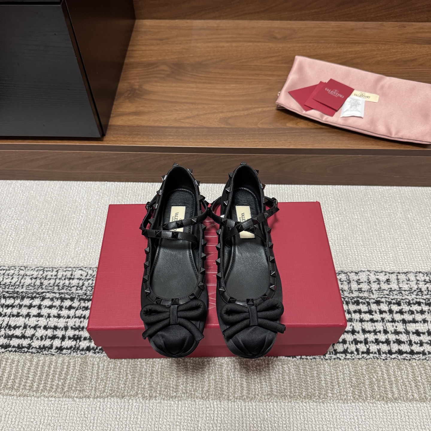 NO:818464,Produced by Guanhuo Factory ———————————— Valentino’s latest ballet shoes · Fabric: Silk Lining: Imported suede Thickness: Flat Sole: Exclusive original 1:1 mold customization Italian imported A-grade leather outsole + printed pearlescent Size34-42 (34/40/41/42 customization is not returnable) Price:  /Cross strap 330, ballet shoes, valentino, sheepskin, real silk, Leather soles19860909莞货大厂出品 —————————————— Valentino 最新款 芭蕾舞鞋  ·  面料 : 真丝面  内里 : 进口小山羊皮  厚 : 平底  鞋底 : 独家原版1:1开模定制意大利进口A级真皮大底+印刷珠光  Size34-42（34/40/41/42定制不退换） 价格: /交叉带330,芭蕾舞鞋,valentino,sheepskin,real silk,Leather soles,Women's Shoes