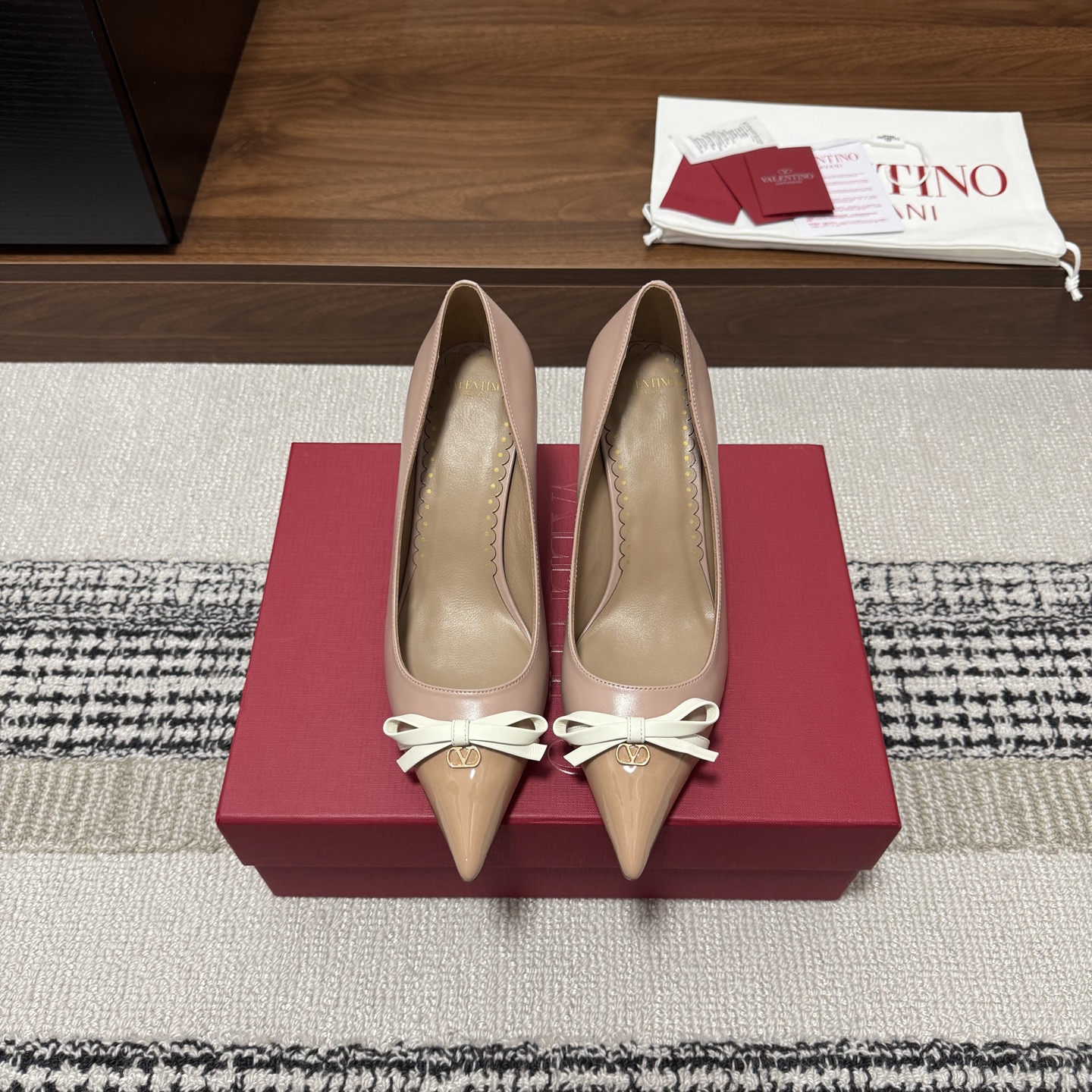 NO:785550,Produced by Guanhuo Dachang ———————————— Valentino’s latest pointed-toe butterfly high-heeled shoes and sandals · Fabric: Imported mixed-breed sheep + imported cow patent leather Lining: Imported sheepskin Thickness: 5cm 8cm Sole: Exclusive original 1:1 mold customization Italian imported grade A leather outsole + printed pearlescent Size34-42 (40/41/42/43 customization is not returnable)  Price:,high heels sandals,valentino,sandals,high heels,sheepskin,Leather soles19860909莞货大厂出品 —————————————— Valentino 最新款 尖头蝴蝶高跟单鞋 凉鞋  ·  面料 : 进口混种羊+进口牛漆皮  内里 : 进口羊皮  厚 : 5cm 8cm  鞋底 : 独家原版1:1开模定制意大利进口A级真皮大底+印刷珠光  Size34-42（40/41/42/43定制不退换） 价格:,高跟鞋凉鞋,valentino,sandals,high heels,sheepskin,Leather soles,Women's Shoes