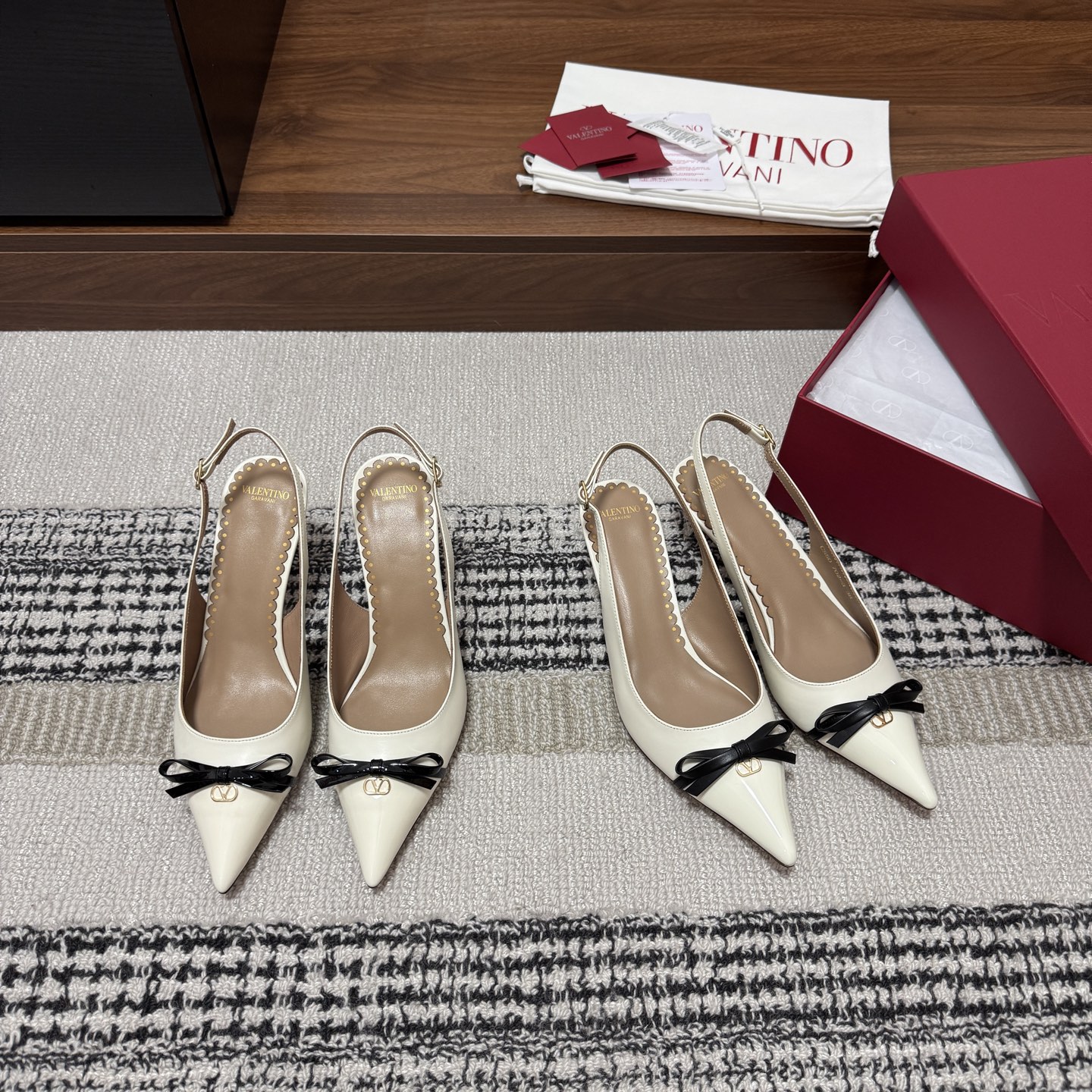 NO:785540,Produced by Guanhuo Dachang ———————————— Valentino’s latest pointed-toe butterfly high-heeled shoes and sandals · Fabric: Imported mixed-breed sheep + imported cow patent leather Lining: Imported sheepskin Thickness: 5cm 8cm Sole: Exclusive original 1:1 mold customization Italian imported grade A leather outsole + printed pearlescent Size34-42 (40/41/42/43 customization is not returnable)  Price:,high heels sandals,valentino,sandals,high heels,sheepskin,Leather soles19860909莞货大厂出品 —————————————— Valentino 最新款 尖头蝴蝶高跟单鞋 凉鞋  ·  面料 : 进口混种羊+进口牛漆皮  内里 : 进口羊皮  厚 : 5cm 8cm  鞋底 : 独家原版1:1开模定制意大利进口A级真皮大底+印刷珠光  Size34-42（40/41/42/43定制不退换） 价格:,高跟鞋凉鞋,valentino,sandals,high heels,sheepskin,Leather soles,Women's Shoes