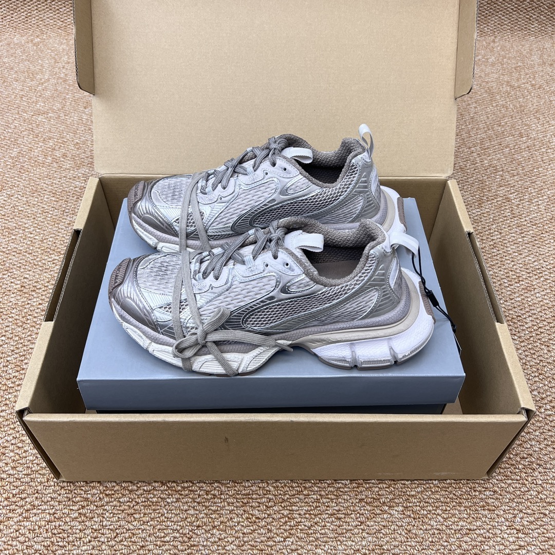 NO:236390,The top version of Balenciaga Balenciaga 3XL Sneaker series light brown couple dad shoes Original* purchased and developed Balenciaga 3XL Sneaker The overall shoe shape draws on the creative ideas of the two shoe shapes, Balenciaga Track and Balenciaga Runner, which is equivalent to removing the outer frame of the Track shoe body. It also inherits Runner's streamlined shape and Track flat toe. In addition, a pair of tied shoelaces are added to the front of the upper to highlight the shape!  Fabric: Original custom imported technology fabric   mesh inner lining: Original custom breathable mesh inner lining: Original mold opening ultralight MD combination rubber bottom thickness: 5CM packaging original tag aircraft box reinforced packaging!  Size 35-46 [One size larger size usually wear 37 shots 36 sizes], casual shoes/sports shoes, balenciaga, balenciaga, sneakers19860909顶级版本Balenciaga巴黎世家3XL Sneaker系列 浅咖色 情侣款老爹鞋 原*购入开发 Balenciaga 3XL Sneaker 整体鞋型汲取了Balenciaga Track和Balenciaga Runner两款鞋型的创作思路 相当于把 Track鞋身的外框拆了下来 同时继承了 Runner的流线造型和 Track扁平的鞋头 另外在鞋面前段另加了一副绑着的的鞋带 凸显造型！ 面料: 原版定制进口科技面料 网面 内里: 原版定制透气网里 大底: 原版开模超轻MD组合橡胶底底厚: 5CM 包装原吊牌飞机盒加固包装！ 码数35-46码【偏大一码平时穿37拍36码】,休闲鞋/运动鞋,balenciaga,balenciaga,sneakers,Women's Shoes