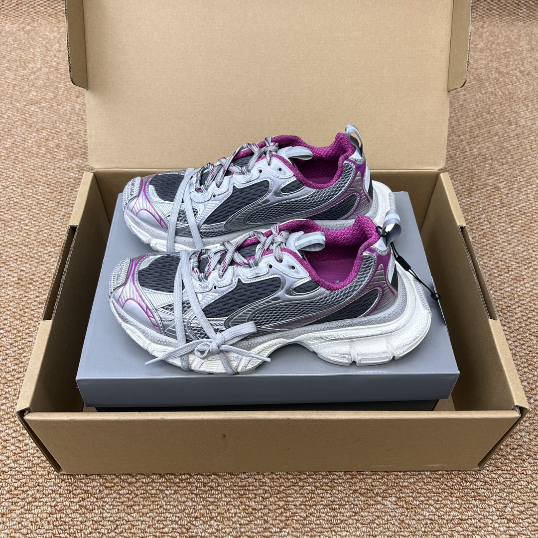 NO:236396,The top version of Balenciaga Balenciaga 3XL Sneaker series silver-gray-red couple daddy shoes Original* purchased and developed Balenciaga 3XL Sneaker The overall shoe shape draws on the creative ideas of the two shoe shapes, Balenciaga Track and Balenciaga Runner, which is equivalent to removing the outer frame of the Track shoe body. It also inherits Runner's streamlined shape and Track flat toe. In addition, a pair of tied shoelaces are added to the front of the upper to highlight the shape!  Fabric: Original custom imported technology fabric   mesh inner lining: Original custom breathable mesh inner lining: Original mold opening ultralight MD combination rubber bottom thickness: 5CM packaging original tag aircraft box reinforced packaging!  Size 35-46 [One size larger size usually wear 37 shots 36 sizes], casual shoes/sports shoes, balenciaga, balenciaga, sneakers19860909顶级版本Balenciaga巴黎世家3XL Sneaker系列 银灰红 情侣款老爹鞋 原*购入开发 Balenciaga 3XL Sneaker 整体鞋型汲取了Balenciaga Track和Balenciaga Runner两款鞋型的创作思路 相当于把 Track鞋身的外框拆了下来 同时继承了 Runner的流线造型和 Track扁平的鞋头 另外在鞋面前段另加了一副绑着的的鞋带 凸显造型！ 面料: 原版定制进口科技面料 网面 内里: 原版定制透气网里 大底: 原版开模超轻MD组合橡胶底底厚: 5CM 包装原吊牌飞机盒加固包装！ 码数35-46码【偏大一码平时穿37拍36码】,休闲鞋/运动鞋,balenciaga,balenciaga,sneakers,Women's Shoes