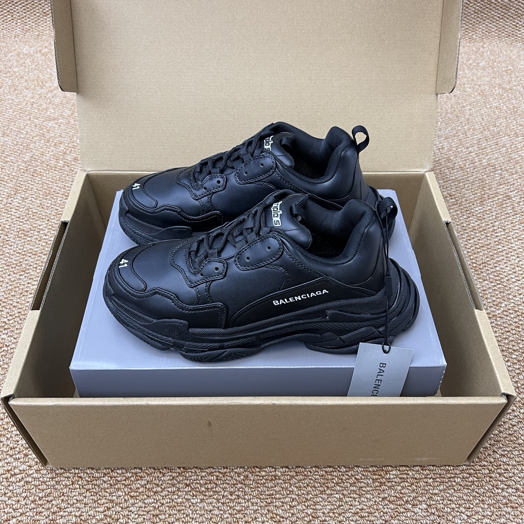 NO:236406,Top Balenciaga Triple S Retro, non-slip, wear-resistant, low-top, dad shoes for men and women. The fabric is made of high-density grid spliced ​​leather, inner mesh, the outsole adopts high foaming and TPU independent film combination, very thick and retro, and relatively moderate weight. Packaging: The original packaging comes with independent aircraft box!  Size: 35-46 (positive size), casual shoes/sports shoes, balenciaga, balenciaga, sneakers19860909顶级Balenciaga巴黎世家一代 Triple S 复古 防滑耐磨 低帮 老爹鞋男女同款. 面料采用高密度网格拼接皮革 内里织网 大底采用高发泡以及TPU独立底片组合 非常厚重复古 重量相对适中. 包装:原包装带独立飞机盒！ 码数:35-46码(正码),休闲鞋/运动鞋,balenciaga,balenciaga,sneakers,Women's Shoes
