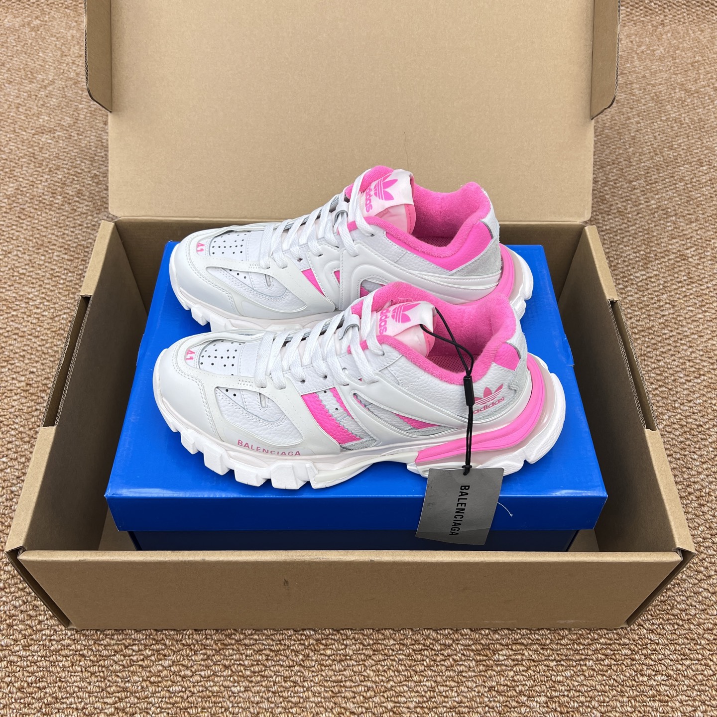 NO:236375,Top Balenciaga Track 3.0 nylon Adidas co-branded versatile and comfortable low-top dad shoes for men and women. The fabric is made of high-density grid spliced ​​with multiple cut pieces of leather, inner lining mesh, the sole is made of high foaming and rubber independent bottom, and the foot pad latex is combined. The whole shoe is full of functional style. Packaging: The original packaging comes with independent aircraft box!  Size: 35-46 (positive size), casual shoes/sports shoes, adidas, balenciaga, balenciaga, sneakers19860909顶级Balenciaga巴黎世家 Track 3.0 尼龙 Adidas联名 百搭舒适 低帮老爹鞋男女同款. 面料采用高密度网格拼接多重裁片皮革 内里织网 大底采用高发泡以及橡胶独立底片组合 垫脚乳胶贴合而成 整鞋机能风十足. 包装:原包装带独立飞机盒！ 码数:35-46码(正码),休闲鞋/运动鞋,adidas,balenciaga,balenciaga,sneakers,Women's Shoes