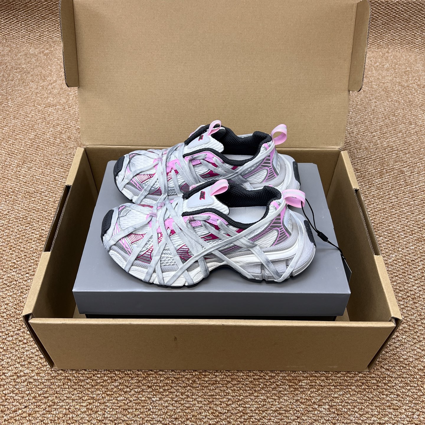 NO:236397,The top version of Balenciaga Balenciaga 3XL white pink strap model Spider-Man Sneaker series couple model. The overall shoe model draws on the creative ideas of the two shoe models Balenciaga Track and Balenciaga Runner, which is equivalent to removing the outer frame of the Track shoe body and inheriting the streamlined shape of Runner and the Track flat toe. A pair of tied shoelaces are added to the front of the upper to serve as a concave shape. Original archive development, precise details are the official, private model combination, original large box with large sole packaging. The original tag aircraft box reinforced packaging!  Size 35-46, casual shoes/sports shoes, balenciaga, balenciaga, sneakers19860909顶级版本Balenciaga巴黎世家 3XL白粉绑带款 蜘蛛侠Sneaker系列 情侣款. Balenciaga 3XL Sneaker 整体鞋型汲取了Balenciaga Track和Balenciaga Runner两款鞋型的创作思路 相当于把 Track鞋身的外框拆了下来 同时继承了 Runner的流线造型和 Track扁平的鞋头.在鞋面前段另加了一副绑着的的鞋带 用作凹造型.原厂档案开发,细节精准对位官方,私模组合大底原装大盒. 包装原吊牌飞机盒加固包装！ 码数35-46码,休闲鞋/运动鞋,balenciaga,balenciaga,sneakers,Women's Shoes