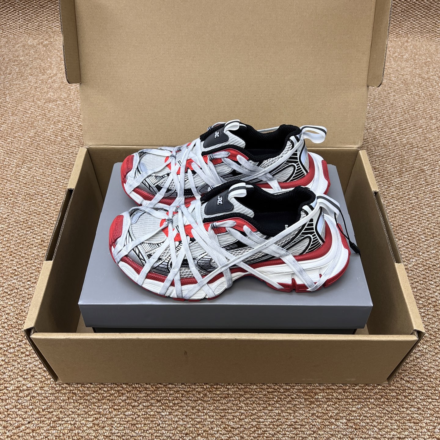 NO:236400,The top version of Balenciaga Balenciaga 3XL white, black and red straps Spider-Man Sneaker series couples. The overall shoe shape draws on the creative ideas of the two shoe shapes, Balenciaga Track and Balenciaga Runner, which is equivalent to removing the outer frame of the Track shoe body and inheriting the streamlined shape of Runner and the Track flat toe. A pair of tied shoelaces are added to the front of the upper to be used as a concave shape. Original archive development, precise details are the official, private model combination, original large box with large sole packaging. The original tag aircraft box reinforced packaging!  Size 35-46, casual shoes/sports shoes, balenciaga, balenciaga, sneakers19860909顶级版本Balenciaga巴黎世家 3XL白黑红绑带款 蜘蛛侠Sneaker系列 情侣款. Balenciaga 3XL Sneaker 整体鞋型汲取了Balenciaga Track和Balenciaga Runner两款鞋型的创作思路 相当于把 Track鞋身的外框拆了下来 同时继承了 Runner的流线造型和 Track扁平的鞋头.在鞋面前段另加了一副绑着的的鞋带 用作凹造型.原厂档案开发,细节精准对位官方,私模组合大底原装大盒. 包装原吊牌飞机盒加固包装！ 码数35-46码,休闲鞋/运动鞋,balenciaga,balenciaga,sneakers,Women's Shoes