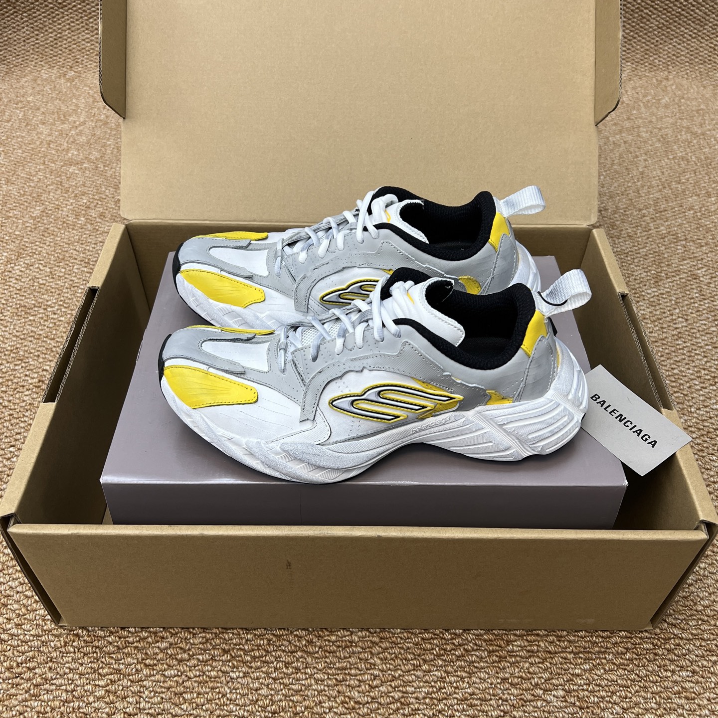 NO:246088,Top Balenciaga Monday cowhide, round-toe lace-up, low-top, lifestyle casual shoes. The fabric is made of top layer cowhide leather, inner lining mesh, and the sole is made of high foaming and TPU independent film combination. This Balenciaga shoe is more comfortable and casual. Packaging: Original packaging with independent aircraft box!  Number of codes: 35-46 (positive code), daddy shoes, balenciaga, balenciaga, cowhide19860909顶级Balenciaga巴黎世家 Monday 牛皮 圆头系带 低帮 生活休闲鞋. 面料采用头层牛皮拼接皮革 内里织网 大底采用高发泡以及TPU独立底片组合,Balenciaga此款鞋更偏向舒适休闲风格. 包装:原包装带独立飞机盒！ 码数:35-46码(正码),老爹鞋,balenciaga,balenciaga,cowhide,Women's Shoes