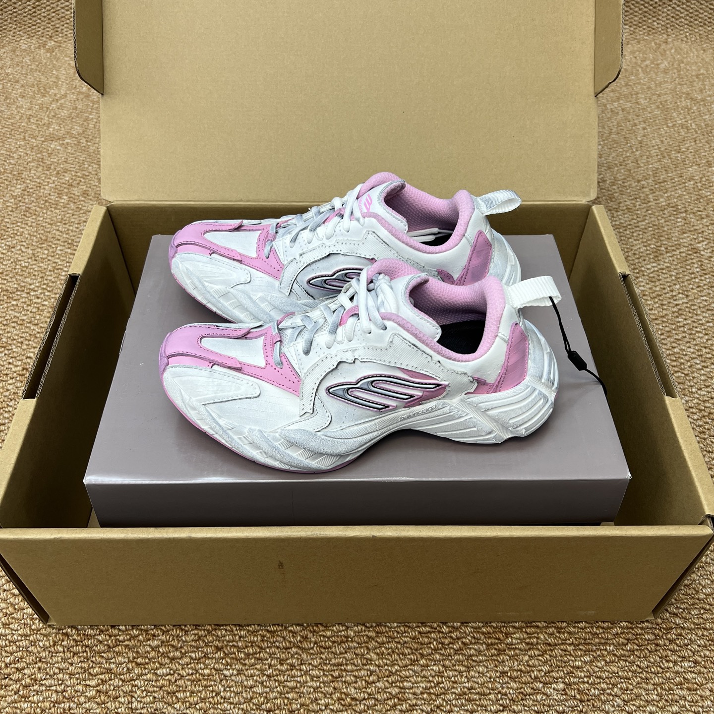 NO:246094,Top Balenciaga Monday cowhide, round-toe lace-up, low-top, lifestyle casual shoes. The fabric is made of top layer cowhide leather, inner lining mesh, and the sole is made of high foaming and TPU independent film combination. This Balenciaga shoe is more comfortable and casual. Packaging: Original packaging with independent aircraft box!  Number of codes: 35-40 (positive code), daddy shoes, balenciaga, balenciaga, cowhide19860909顶级Balenciaga巴黎世家 Monday 牛皮 圆头系带 低帮 生活休闲鞋. 面料采用头层牛皮拼接皮革 内里织网 大底采用高发泡以及TPU独立底片组合,Balenciaga此款鞋更偏向舒适休闲风格. 包装:原包装带独立飞机盒！ 码数:35-40码(正码),老爹鞋,balenciaga,balenciaga,cowhide,Women's Shoes