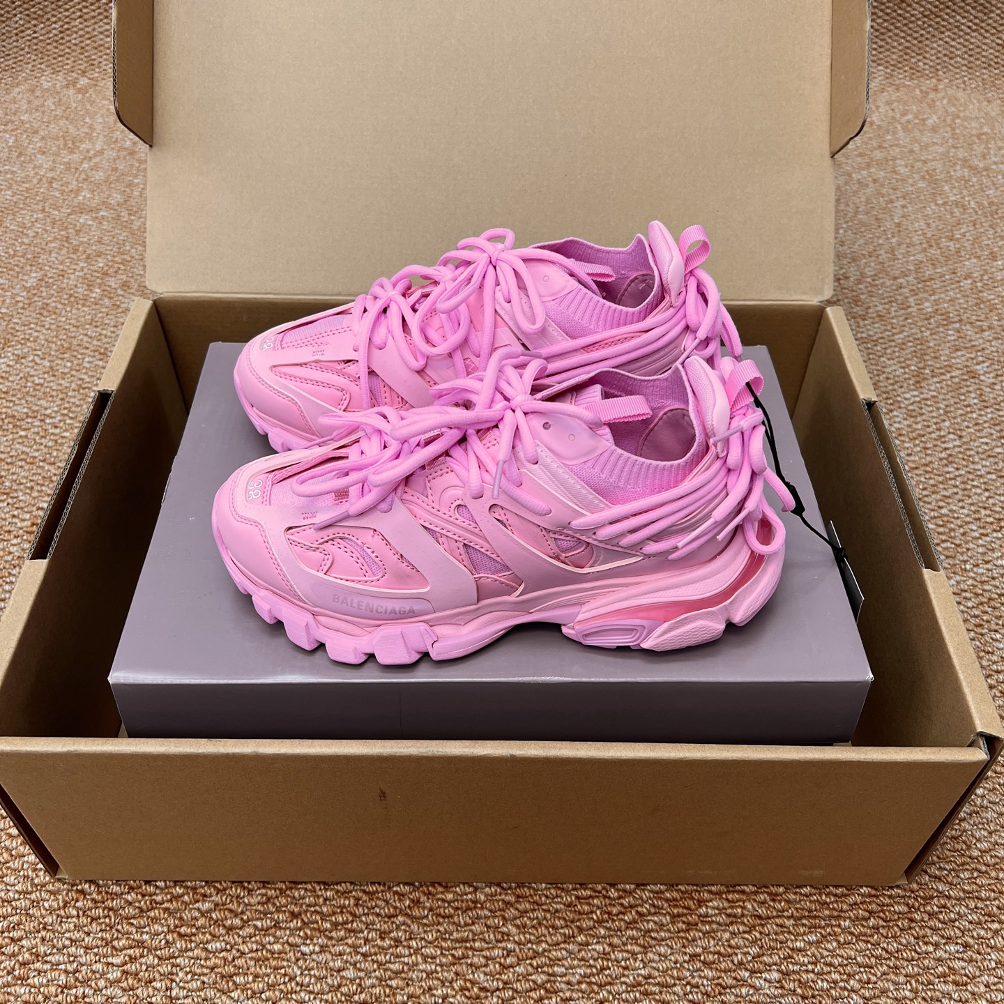 NO:246107,Top Balenciaga Track three-generation bow, versatile and comfortable, low-top dad shoes for men and women. The fabric is made of high-density grid spliced ​​with multiple cut pieces of leather, inner lining mesh, the sole is made of high foaming and rubber independent bottom, and the foot pad latex is combined. The whole shoe is full of functional style. Packaging: The original packaging comes with independent aircraft box!  Size: 35-40 (positive size), daddy shoes, balenciaga, balenciaga19860909顶级Balenciaga巴黎世家 Track 三代蝴蝶结 百搭舒适 低帮老爹鞋男女同款. 面料采用高密度网格拼接多重裁片皮革 内里织网 大底采用高发泡以及橡胶独立底片组合 垫脚乳胶贴合而成 整鞋机能风十足. 包装:原包装带独立飞机盒！ 码数:35-40码(正码),老爹鞋,balenciaga,balenciaga,Women's Shoes