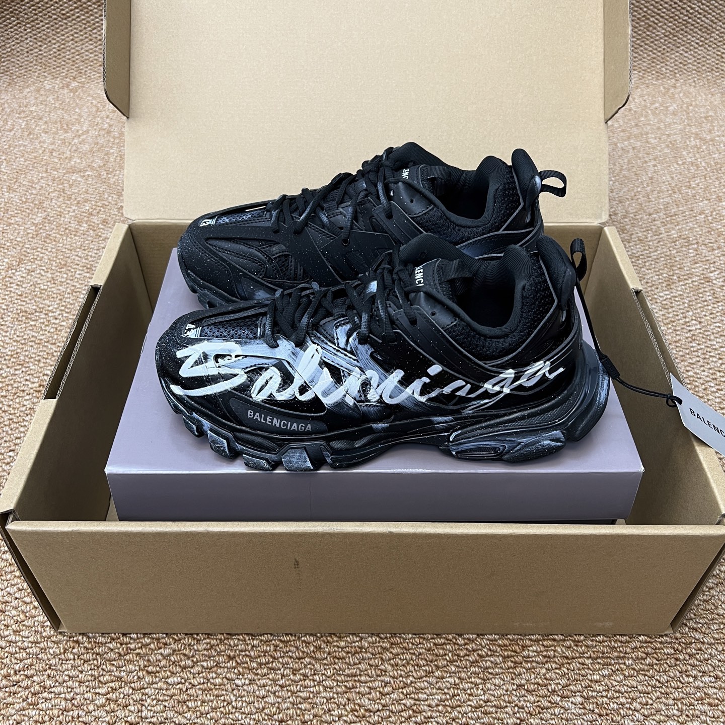 NO:246060,Top Balenciaga Track three-generation graffiti, versatile and comfortable, low-top dad shoes for men and women. The fabric is made of high-density grid spliced ​​with multiple cut pieces of leather, inner lining mesh, the sole is made of high foaming and rubber independent bottom, and the foot pad latex is combined. The whole shoe is full of functional style. Packaging: The original packaging comes with independent aircraft box!  Number of codes: 35-46 (positive code), daddy shoes, balenciaga, balenciaga19860909顶级Balenciaga巴黎世家 Track 三代涂鸦 百搭舒适 低帮老爹鞋男女同款. 面料采用高密度网格拼接多重裁片皮革 内里织网 大底采用高发泡以及橡胶独立底片组合 垫脚乳胶贴合而成 整鞋机能风十足. 包装:原包装带独立飞机盒！ 码数:35-46码(正码),老爹鞋,balenciaga,balenciaga,Women's Shoes