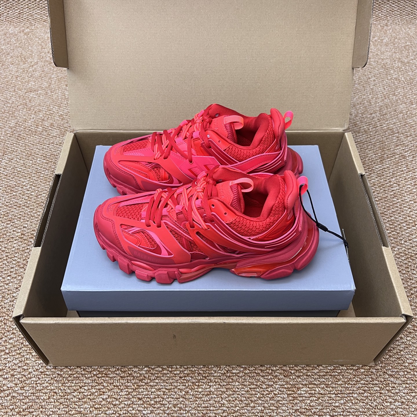 NO:246065,Top Balenciaga Track 3.0 nylon, versatile and comfortable, low-top dad shoes for men and women. The fabric is made of high-density grid spliced ​​with multiple cut pieces of leather, inner lining mesh, the sole is made of high foaming and rubber independent bottom combination, and foot pad latex is applied. The whole shoe is full of functional style. Packaging: Original packaging with independent aircraft box!  Number of codes: 35-46 (positive code), daddy shoes, balenciaga, balenciaga19860909顶级Balenciaga巴黎世家 Track 3.0 尼龙 百搭舒适 低帮老爹鞋男女同款. 面料采用高密度网格拼接多重裁片皮革 内里织网 大底采用高发泡以及橡胶独立底片组合 垫脚乳胶贴合而成 整鞋机能风十足. 包装:原包装带独立飞机盒！ 码数:35-46码(正码),老爹鞋,balenciaga,balenciaga,Women's Shoes