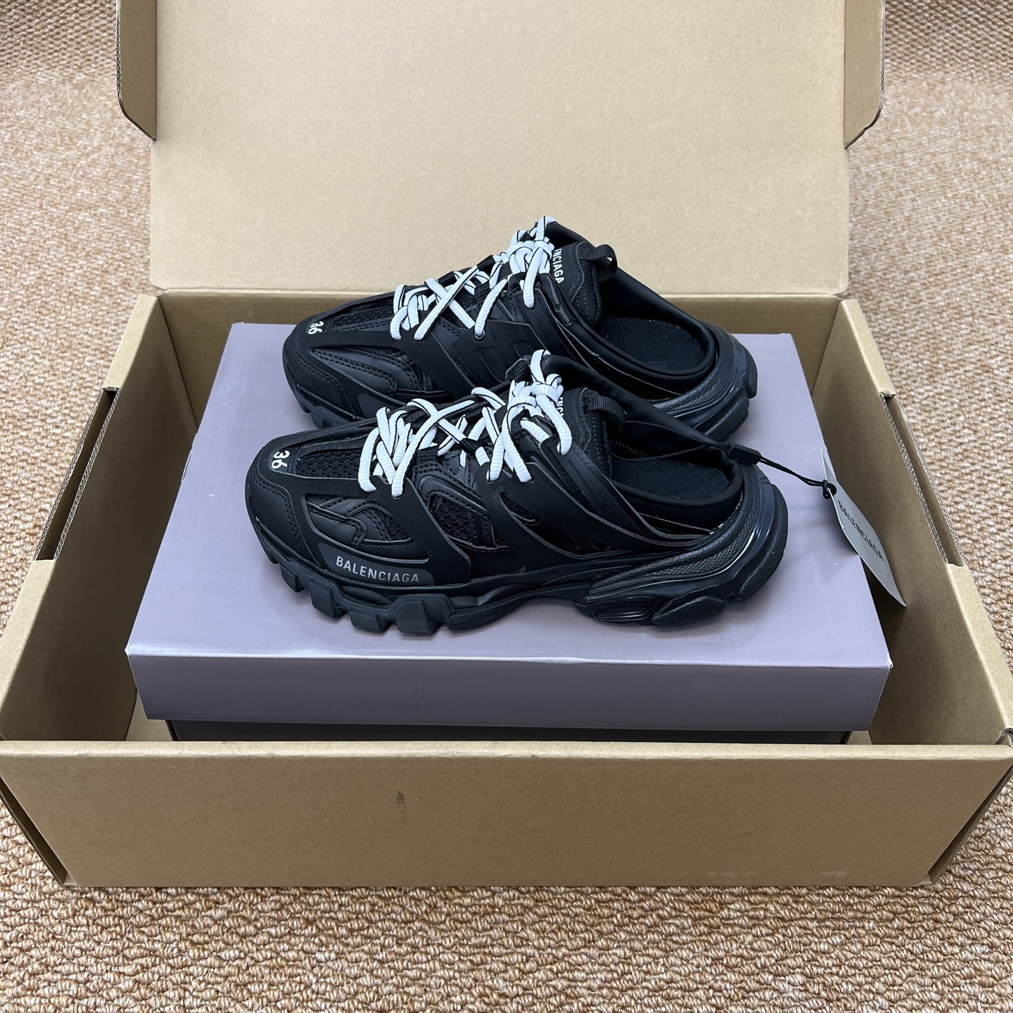 NO:246068,Top Balenciaga Track 3.0 semi-trailed nylon, versatile and comfortable, low-top dad shoes for men and women. The fabric is made of high-density grid spliced ​​with multiple cut pieces of leather, inner lining mesh, the sole is made of high foaming and rubber independent bottom combination, and the foot pad latex is bonded. The whole shoe is full of functional style. Packaging: Original packaging with independent aircraft box!  Number of codes: 35-46 (positive code), daddy shoes, balenciaga, balenciaga19860909顶级Balenciaga巴黎世家 Track 3.0 半拖尼龙 百搭舒适 低帮老爹鞋男女同款. 面料采用高密度网格拼接多重裁片皮革 内里织网 大底采用高发泡以及橡胶独立底片组合 垫脚乳胶贴合而成 整鞋机能风十足. 包装:原包装带独立飞机盒！ 码数:35-46码(正码),老爹鞋,balenciaga,balenciaga,Women's Shoes