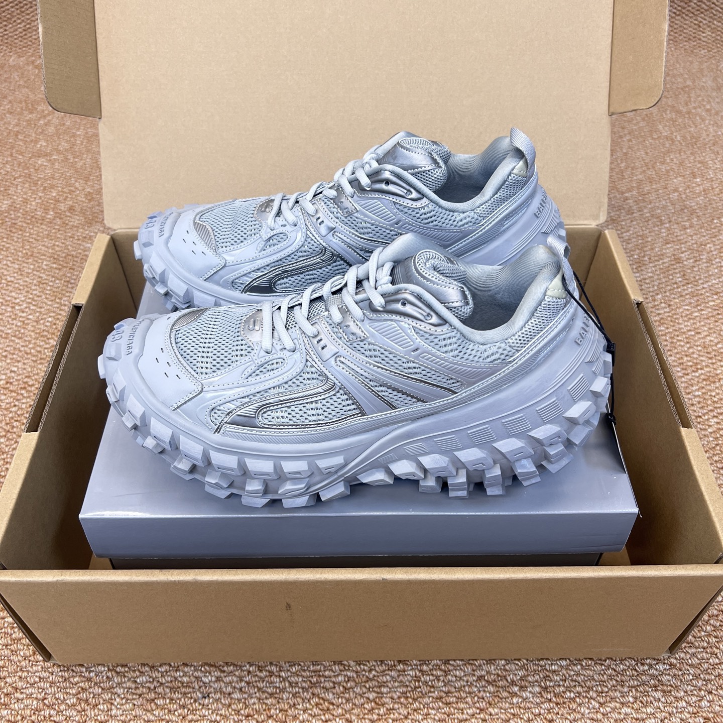 NO:246092,Top Balenciaga tire dad shoes are the same as men and women. The fabric is made of high-density grid spliced ​​with multiple cut pieces of leather, inner lining mesh, the sole is made of high foaming and rubber independent bottom sheet combination, the whole shoe is full of functional style. Packaging: The original packaging comes with independent aircraft box!  Number of codes: 35-46 (positive code), daddy shoes, balenciaga, balenciaga19860909顶级Balenciaga巴黎世家 轮胎老爹鞋男女同款. 面料采用高密度网格拼接多重裁片皮革 内里织网 大底采用高发泡以及橡胶独立底片组合 整鞋机能风十足. 包装:原包装带独立飞机盒！ 码数:35-46码(正码),老爹鞋,balenciaga,balenciaga,Women's Shoes