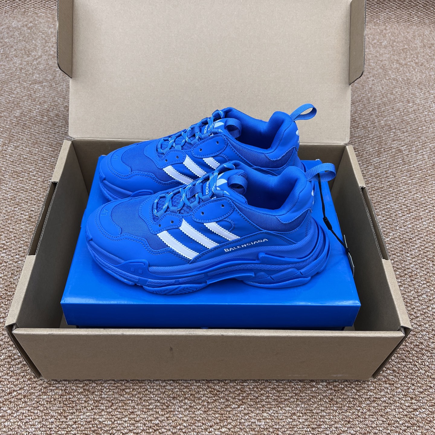 NO:246085,Top Balenciaga Triple S Adidas co-branded retro, non-slip and wear-resistant, low-top, dad shoes are the same as men and women. The fabric is made of high-density grid spliced ​​leather, inner mesh, the outsole adopts high foaming and TPU independent film combination, very thick and retro, and the weight is relatively moderate. Packaging: The original packaging comes with independent aircraft box!  Size: 35-46 (positive size), casual shoes/sports shoes, balenciaga, balenciaga, sneakers19860909顶级Balenciaga巴黎世家一代 Triple S 阿迪联名复古 防滑耐磨 低帮 老爹鞋男女同款. 面料采用高密度网格拼接皮革 内里织网 大底采用高发泡以及TPU独立底片组合 非常厚重复古 重量相对适中. 包装:原包装带独立飞机盒！ 码数:35-46码(正码),休闲鞋/运动鞋,balenciaga,balenciaga,sneakers,Women's Shoes