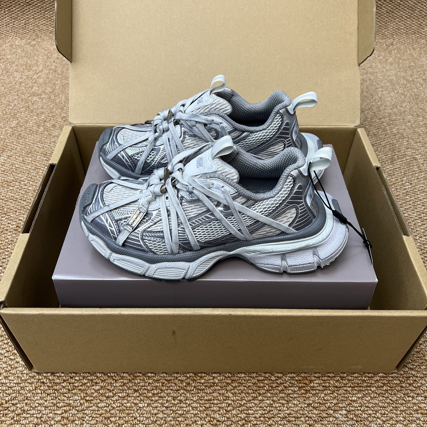 NO:246070,The top version of Balenciaga 3XL gray strap iron buckle Spider-Man iron buckle Sneaker series couple model. Balenciaga 3XL Sneaker The overall shoe shape draws on the creative ideas of the two shoe shapes, Balenciaga Track and Balenciaga Runner, which is equivalent to removing the outer frame of the Track shoe body and inheriting Runner's streamlined shape and Track flat toe. A pair of tied shoelaces are added to the front of the upper to be used as a concave shape. Original archive development, precise details are the official, private model combination, original large box with large sole packaging. The original tag aircraft box reinforced packaging!  Size 35-46, daddy shoes, balenciaga, balenciaga19860909顶级版本Balenciaga巴黎世家 3XL灰色绑带铁扣款 蜘蛛侠铁扣Sneaker系列 情侣款. Balenciaga 3XL Sneaker 整体鞋型汲取了Balenciaga Track和Balenciaga Runner两款鞋型的创作思路 相当于把 Track鞋身的外框拆了下来 同时继承了 Runner的流线造型和 Track扁平的鞋头.在鞋面前段另加了一副绑着的的鞋带 用作凹造型.原厂档案开发,细节精准对位官方,私模组合大底原装大盒. 包装原吊牌飞机盒加固包装！ 码数35-46码,老爹鞋,balenciaga,balenciaga,Women's Shoes