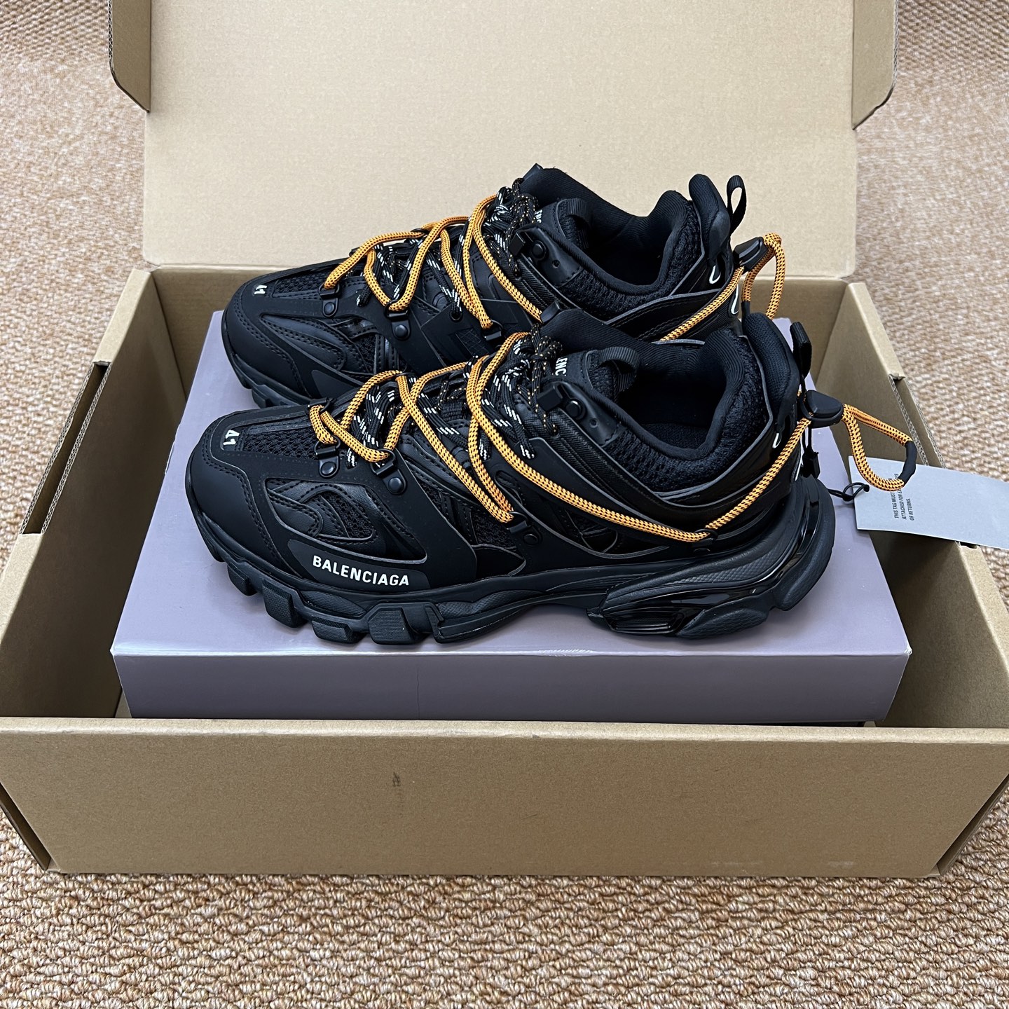 NO:246077,Top Balenciaga Track 3.0 strap nylon, versatile and comfortable, low-top dad shoes for men and women. The fabric is made of high-density grid spliced ​​with multiple cut pieces of leather, inner lining mesh, the sole is made of high foaming and rubber independent bottom combination, and foot pad latex is applied. The whole shoe is full of functional style. Packaging: Original packaging with independent aircraft box!  Number of codes: 35-46 (positive code), daddy shoes, balenciaga, balenciaga19860909顶级Balenciaga巴黎世家 Track 3.0 绑带尼龙 百搭舒适 低帮老爹鞋男女同款. 面料采用高密度网格拼接多重裁片皮革 内里织网 大底采用高发泡以及橡胶独立底片组合 垫脚乳胶贴合而成 整鞋机能风十足. 包装:原包装带独立飞机盒！ 码数:35-46码(正码),老爹鞋,balenciaga,balenciaga,Women's Shoes