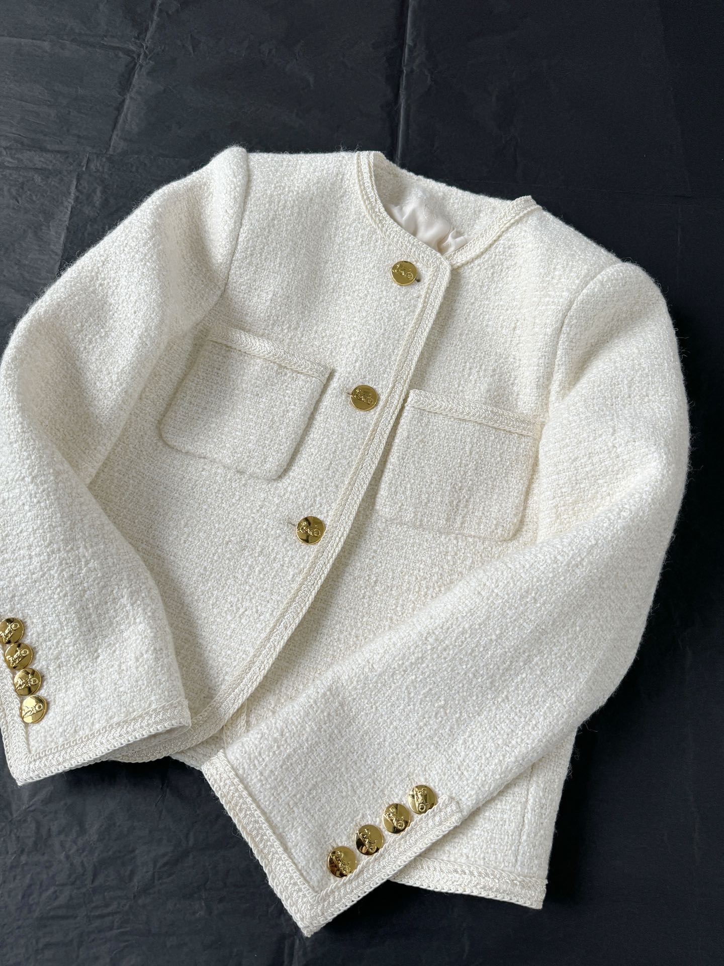 NO:499783,Reputation styles are always being added. The white moonlight jacket with no flat replacement at the king level. The textured wool knitted fabric. The classic three-grain carriage buckle embellishment. The iconic webbing and counterpart pockets. The style design is all classic among the classics. No matter how many CE jackets you buy, this piece always has its own brilliance. Jackets & coats, alexander wang19860909口碑款一直在补单 王者级别没有平替的白月光外套 富有肌理感的羊毛编织面料 经典三粒马车扣点缀 标志性织带和对位口袋 版型设计,都是经典中的经典 不论入手了多少ce外套 这一件始终都有自己的光芒,,jackets & coats,alexander wang,Women's clothing